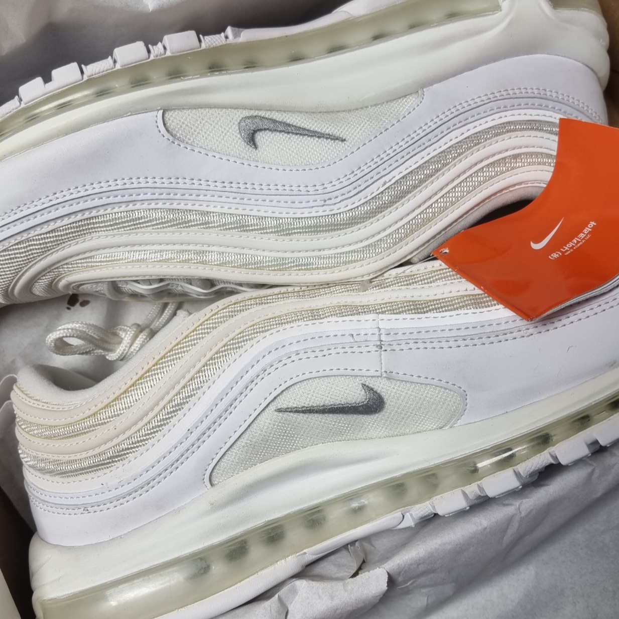 Nike Air Max 97 Triple White Wolf Grey 착용 스타일 - 1