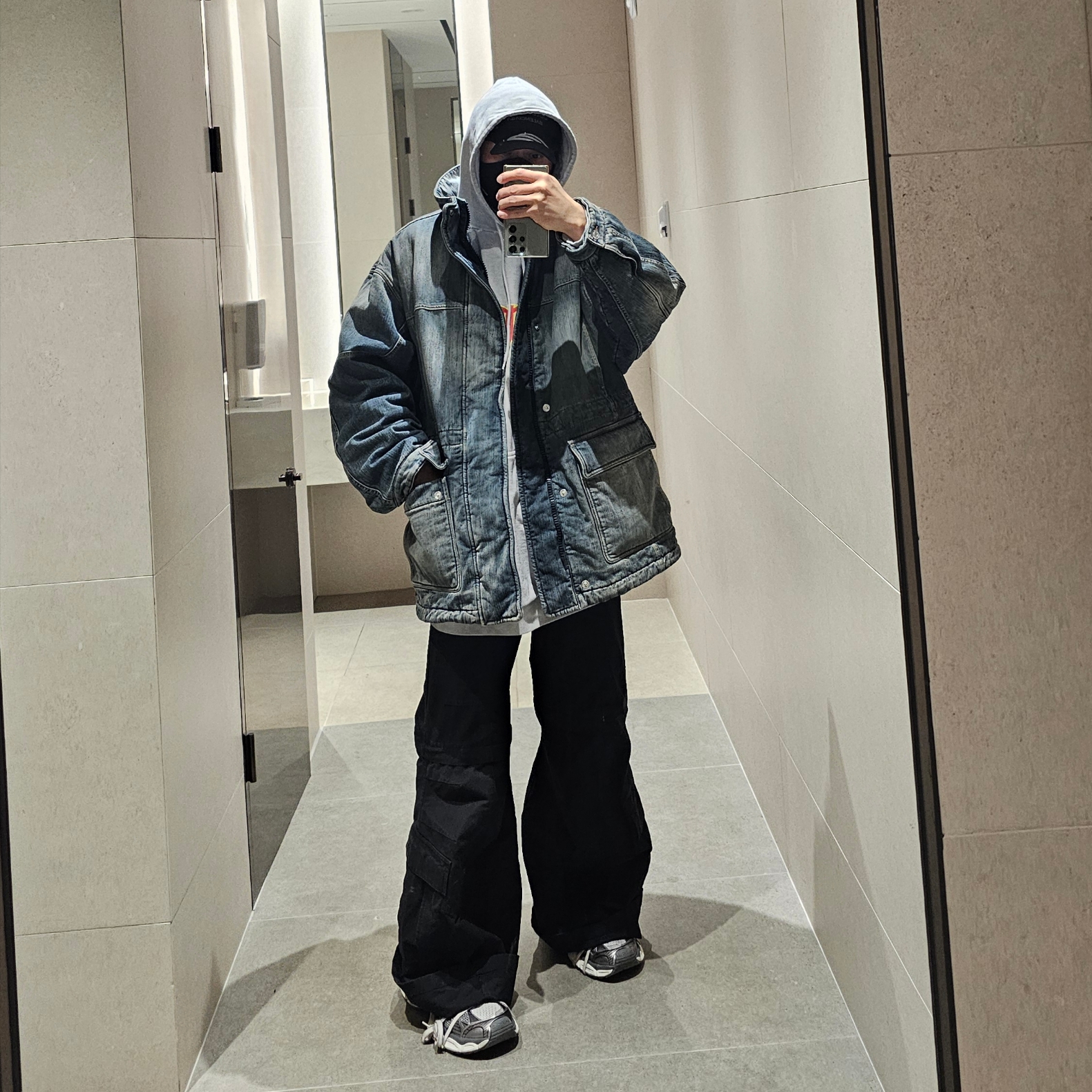 Balenciaga Denim Oversized Parka Light Blue, Balenciaga Top League Cap White 착용 스타일 - 1