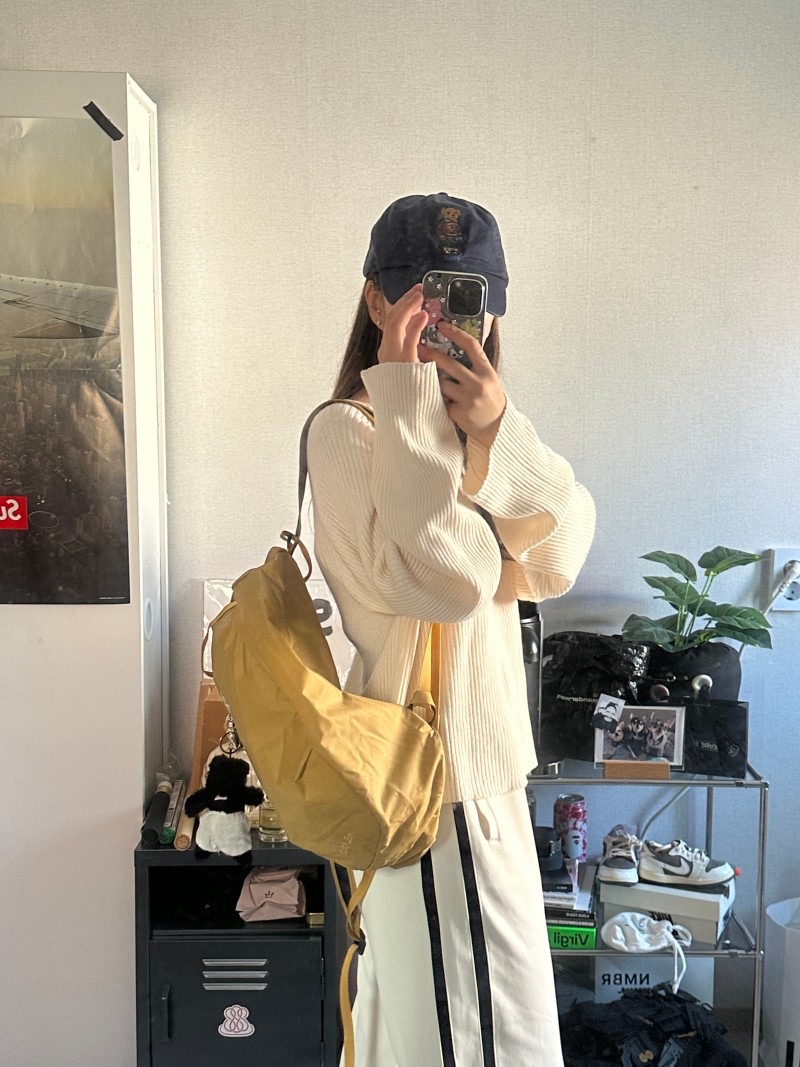 Arc'teryx Heliad 10 Backpack Retreat, Monamhee Beulpingi Keyring with White Pants Black 착용 스타일
