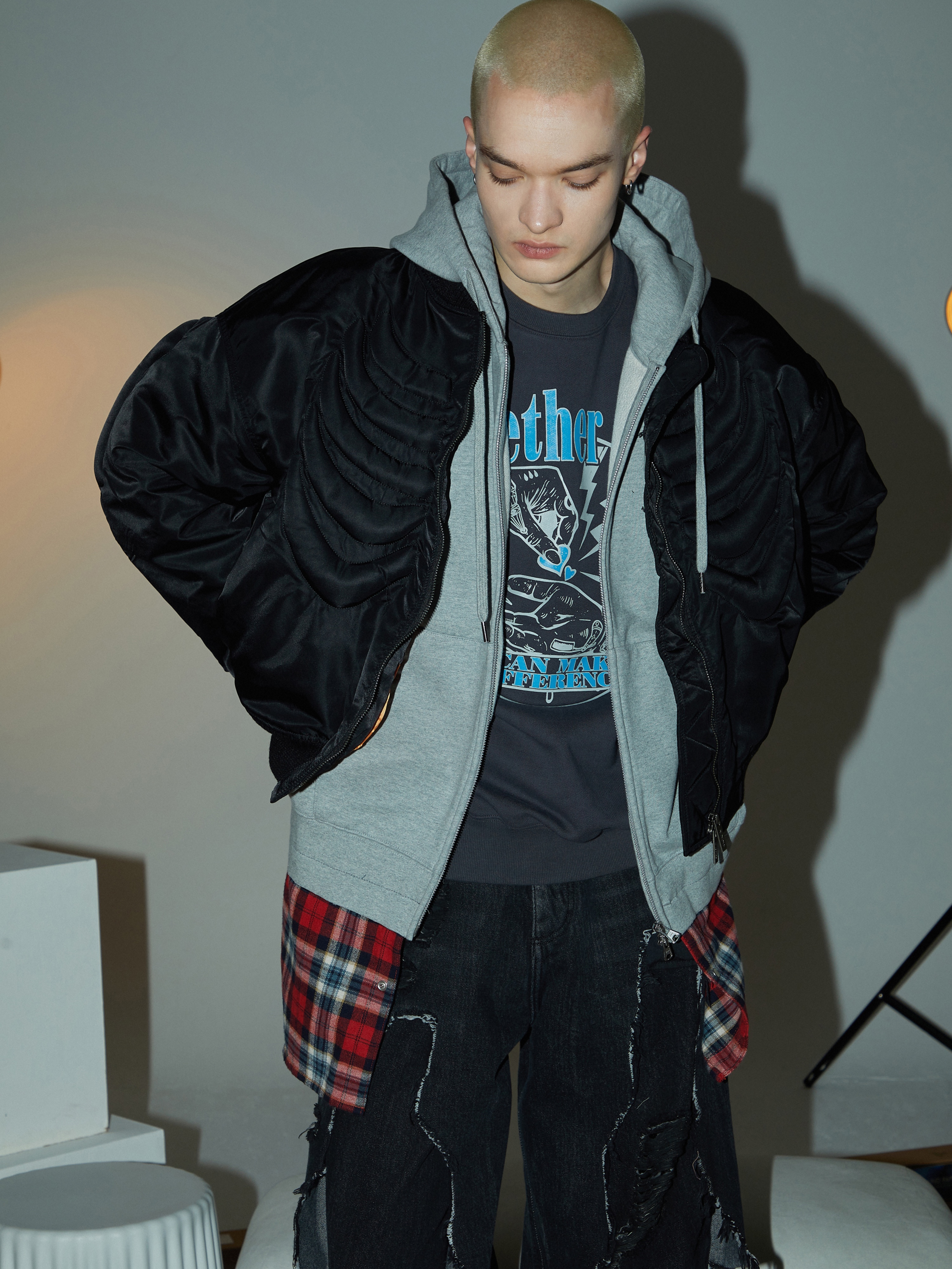 Thevinylhouse Together Sweatshirt Charcoal 착용 스타일