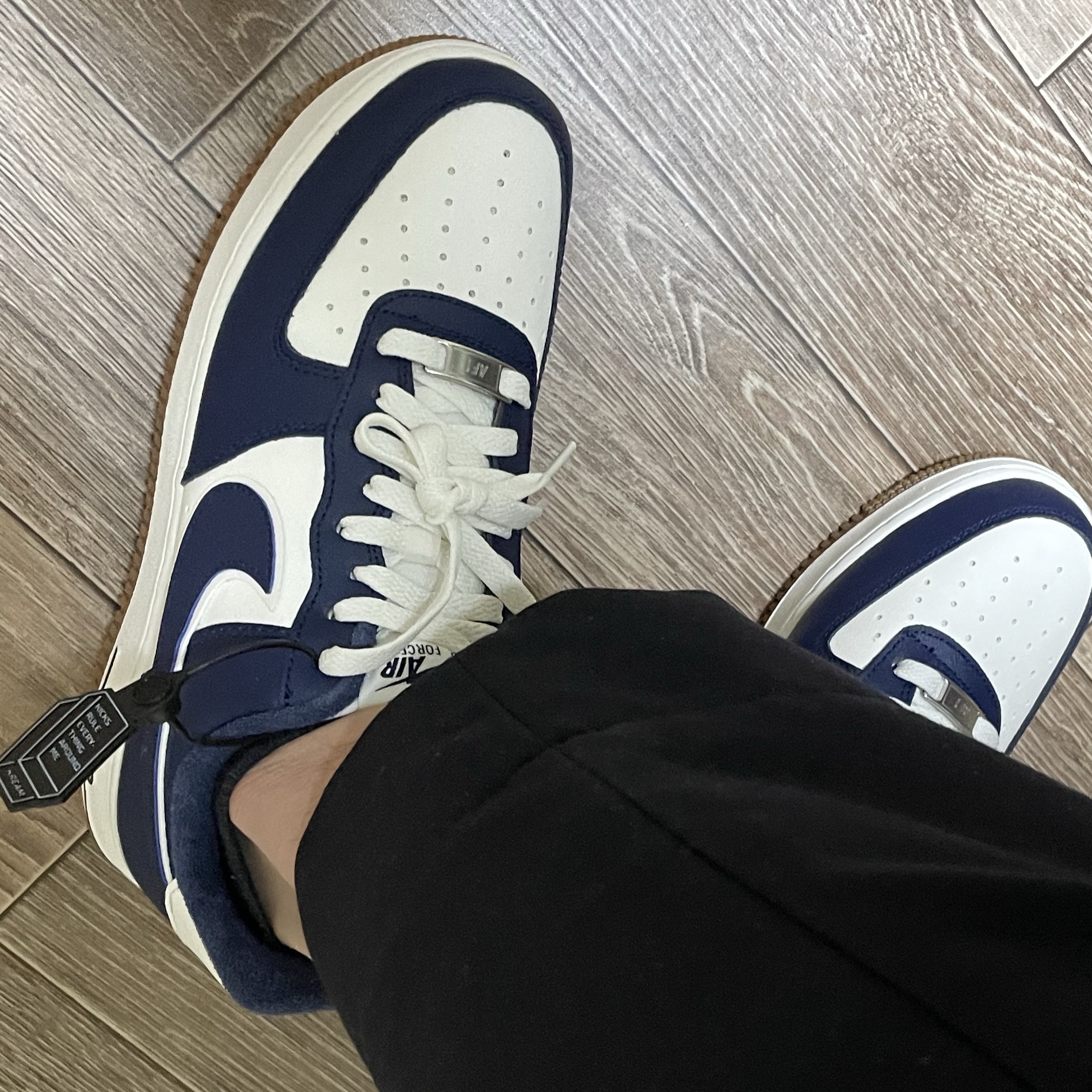 Nike Air Force 1 '07 LV8 Midnight Navy 착용 스타일