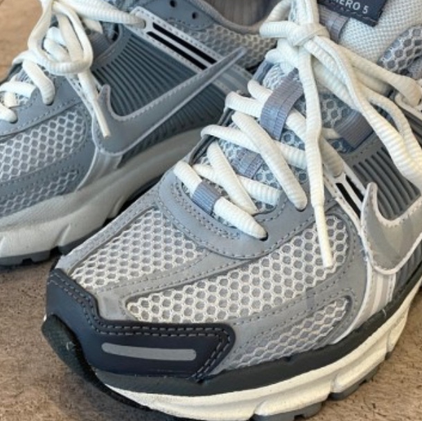 (W) Nike Zoom Vomero 5 Pure Platinum Metallic Silver 착용 스타일