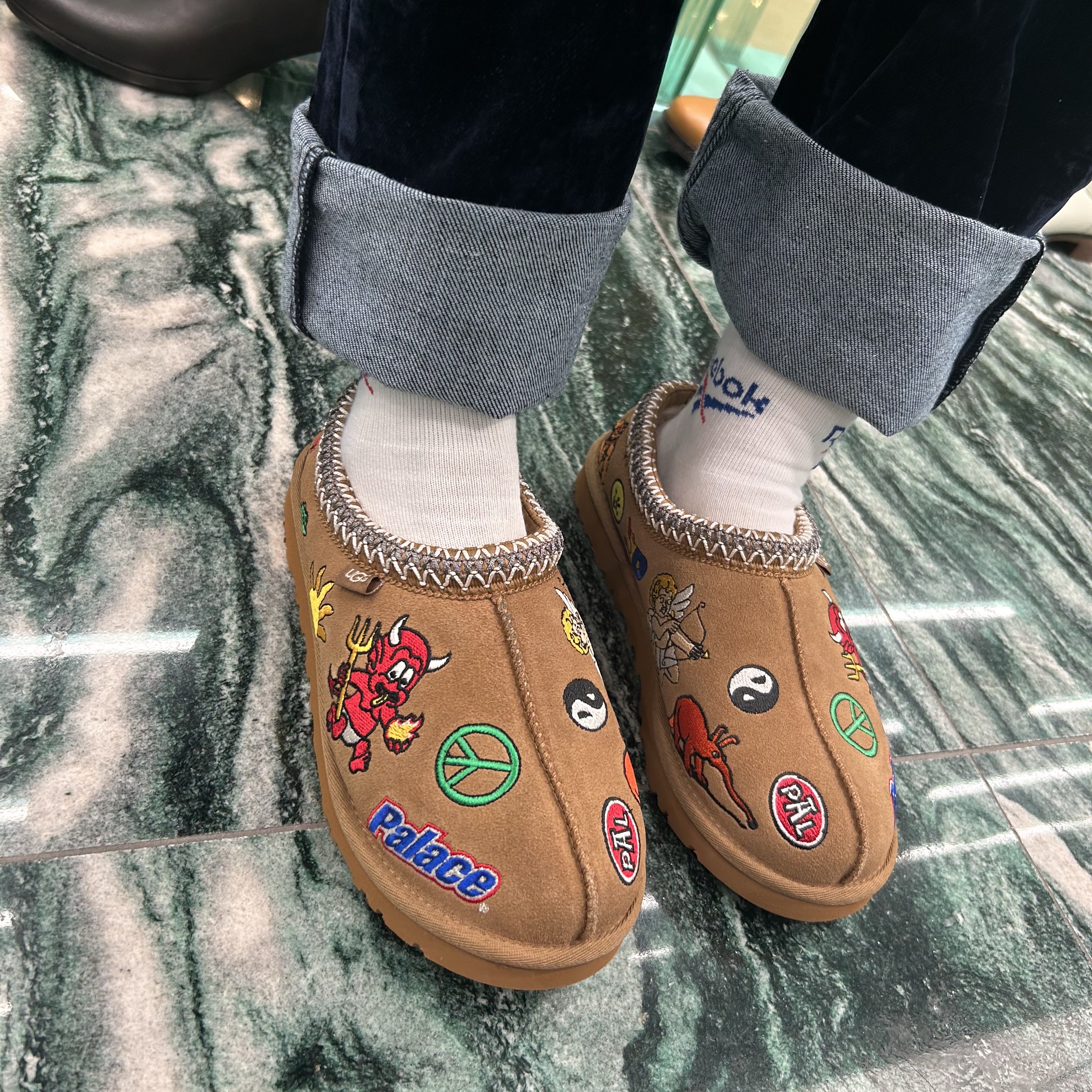 UGG x Palace Tasman Slipper Chestnut 착용 스타일 - 1