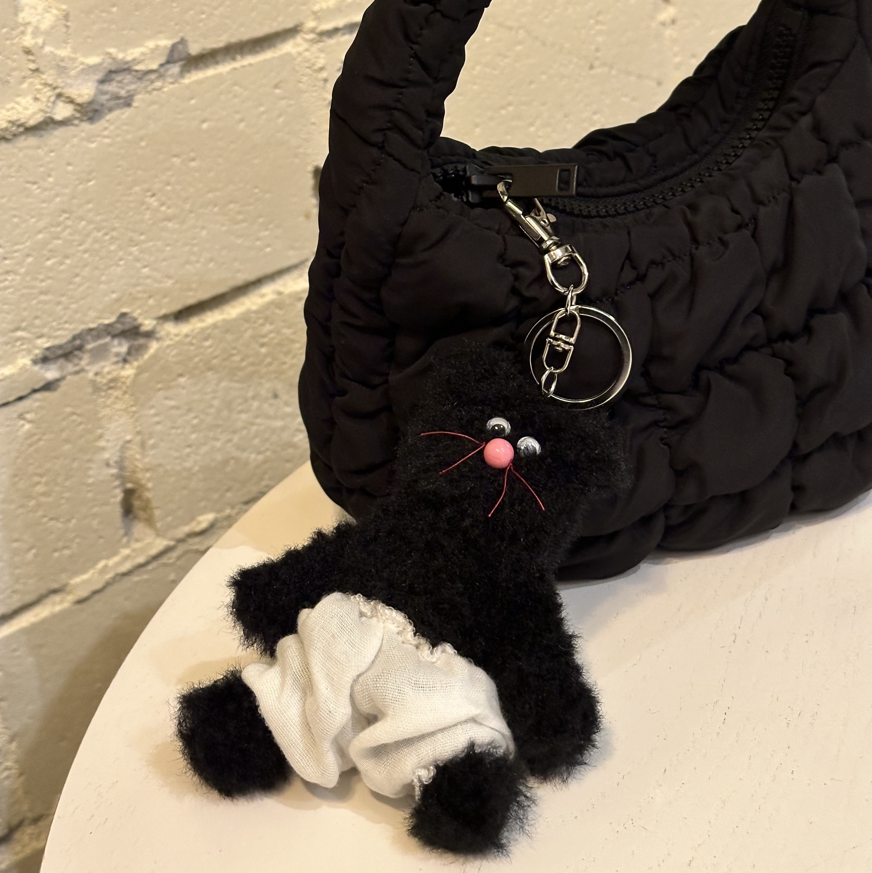 Monamhee Beulpingi Keyring with White Pants Black, COS Quilted Micro Bag Black 착용 스타일