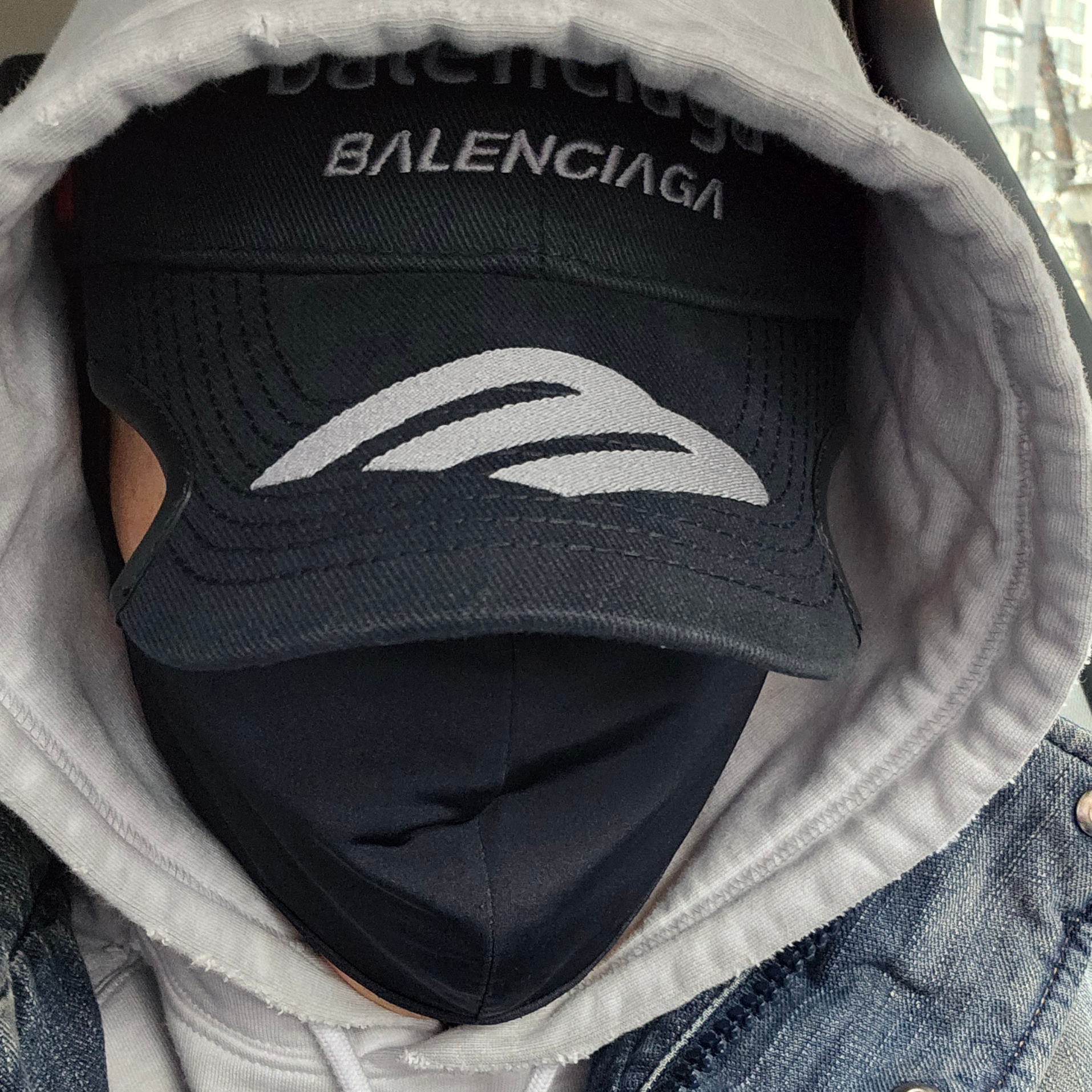 Balenciaga Denim Oversized Parka Light Blue, Balenciaga Top League Cap White 착용 스타일 - 4