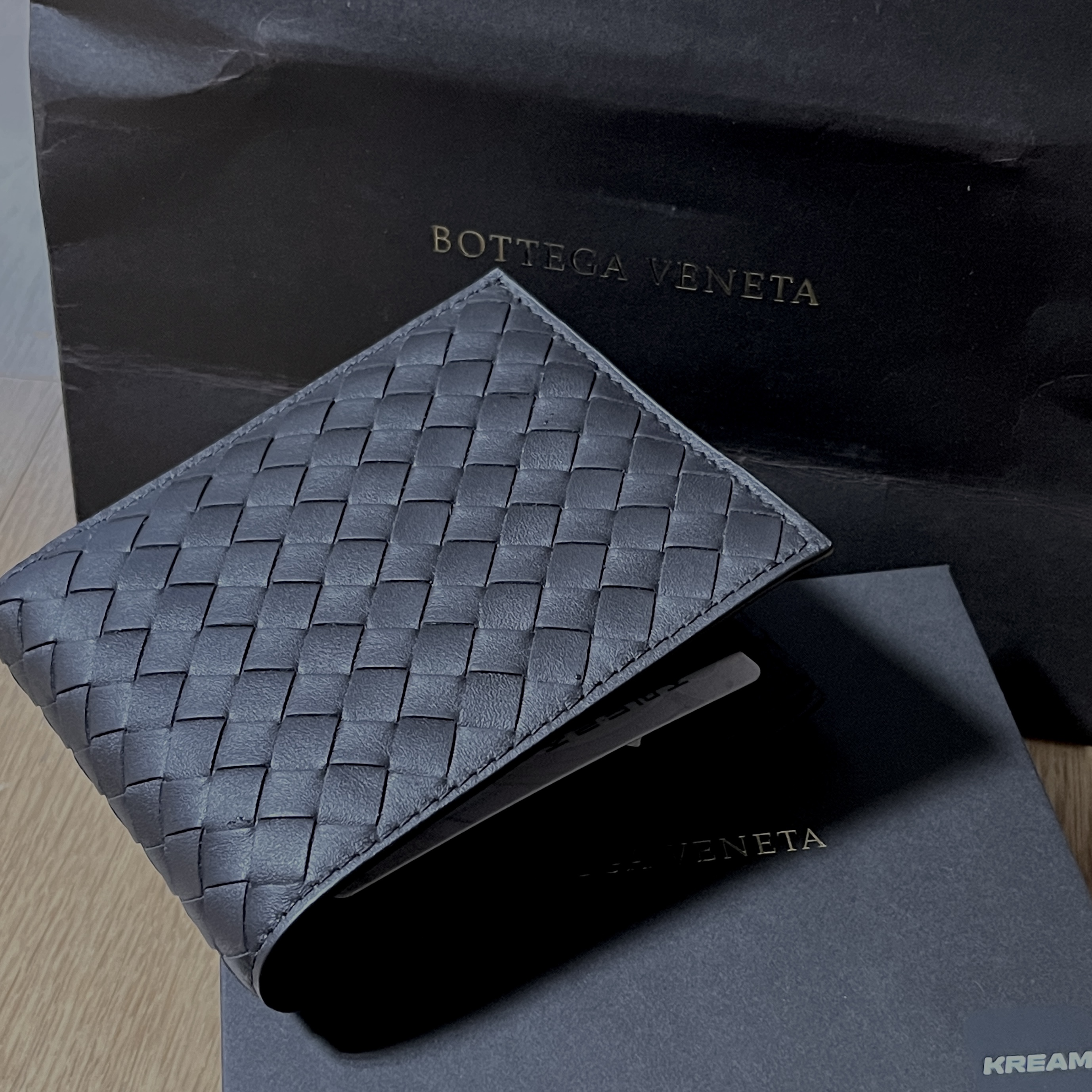 Bottega Veneta Bi-Fold Wallet Brown 착용 스타일