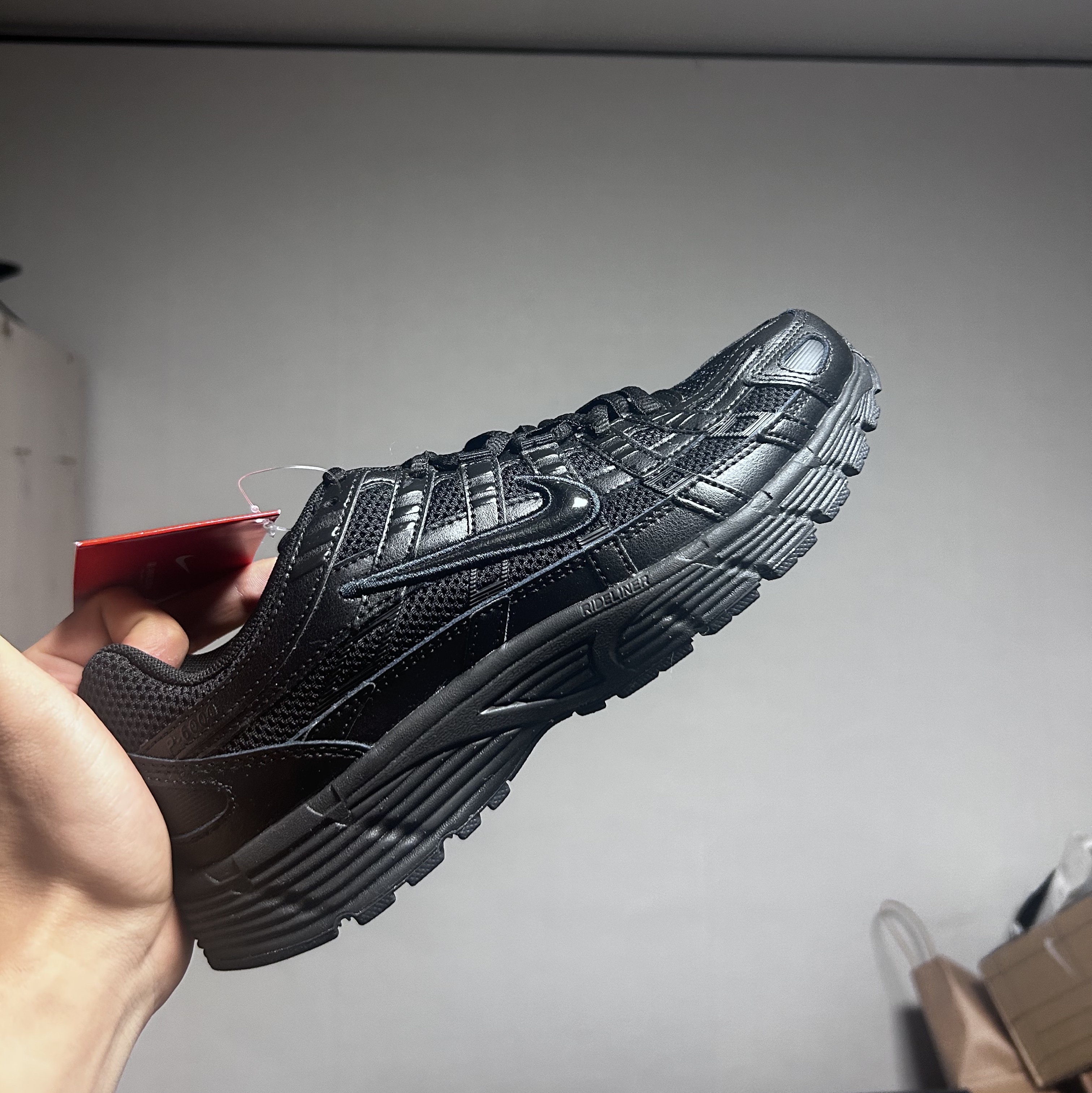 Nike P-6000 PRM Triple Black 착용 스타일