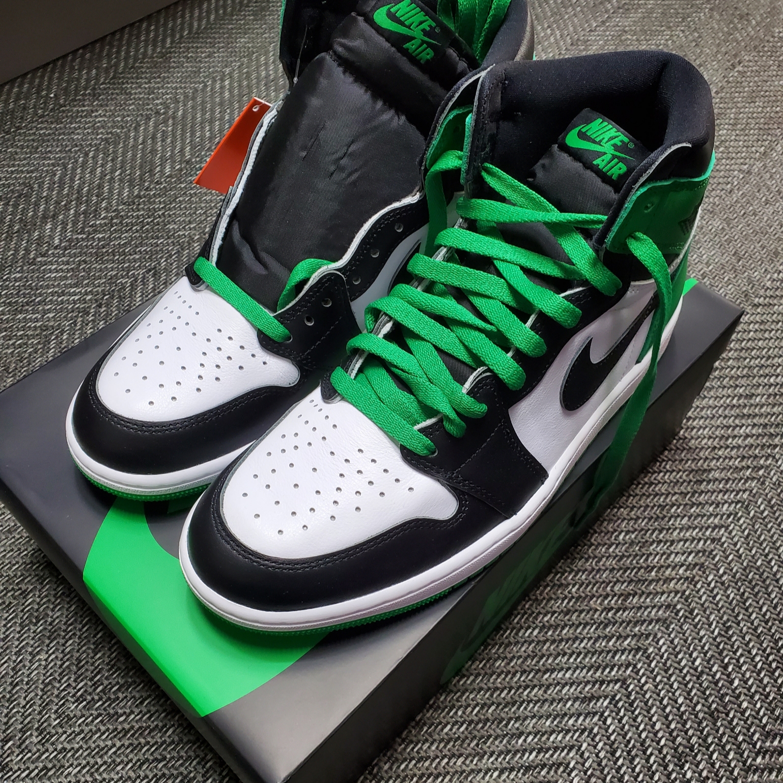 Jordan 1 Retro High OG Black and Lucky Green 착용 스타일