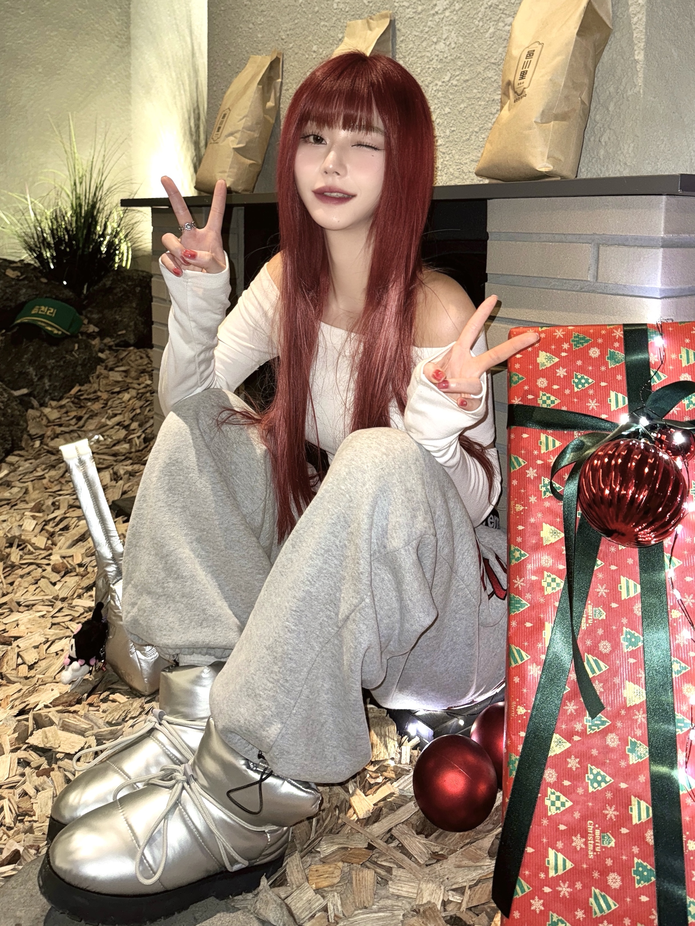 Adidas Puffy Satin Mini Shoulder Bag Silver Metallic, Apple AirPods Max Lightning Silver (Korean Ver.) 착용 스타일 - 2