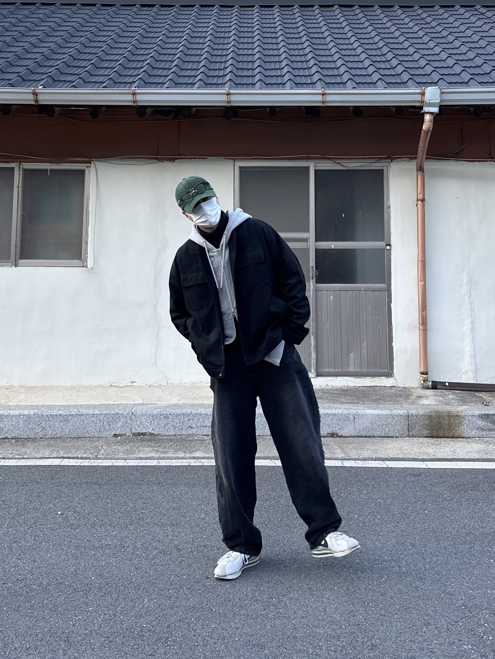 Nike x Stranger Things Classic Cortez Hawkins High School 착용 스타일