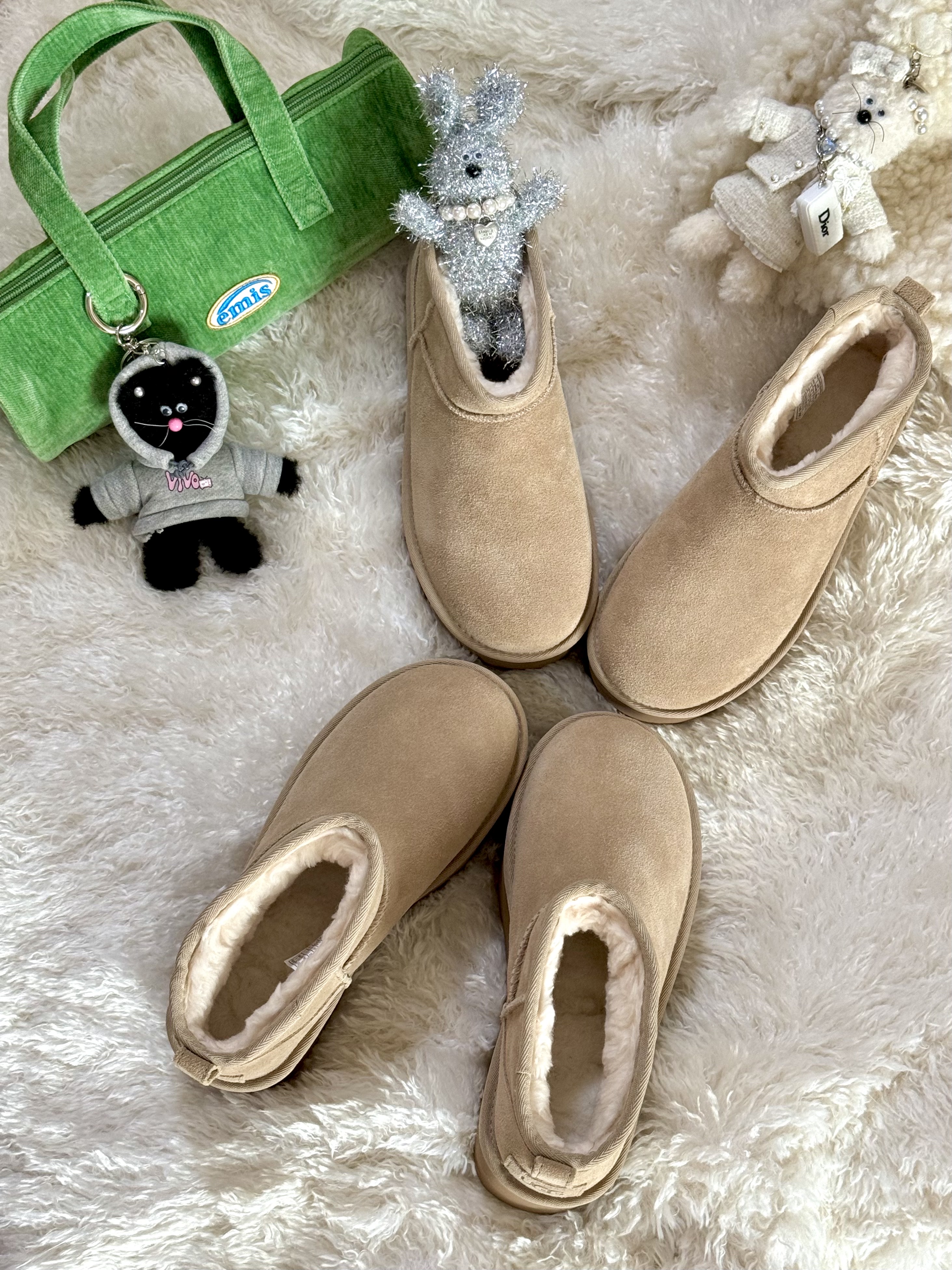 Emis Velvet Circular Bag Green, (W) UGG Classic Ultra Mini Platform Sand 착용 스타일 - 1