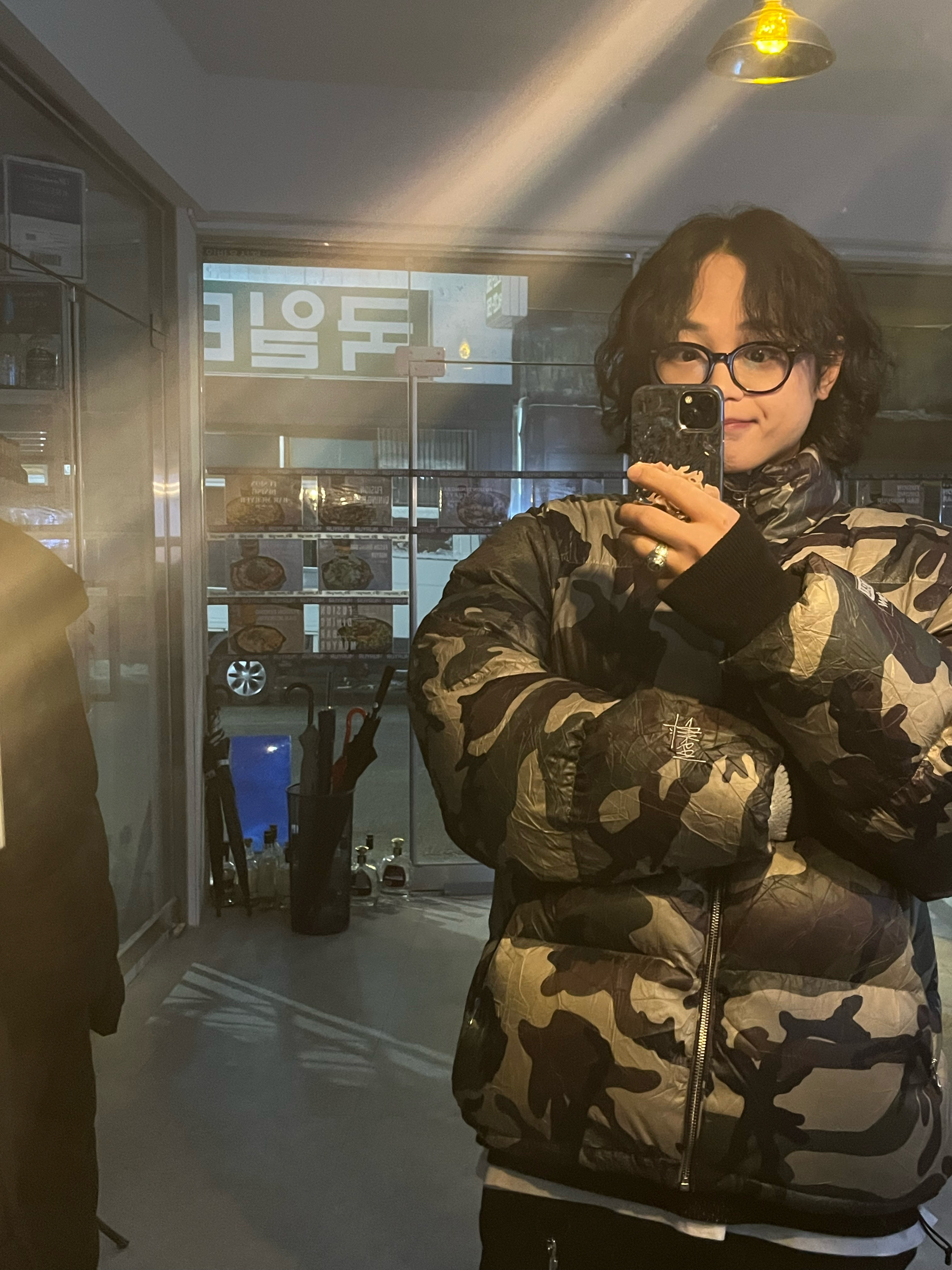 Stussy Wrinkled Nylon Down Puffer Woodland Camo 착용 스타일