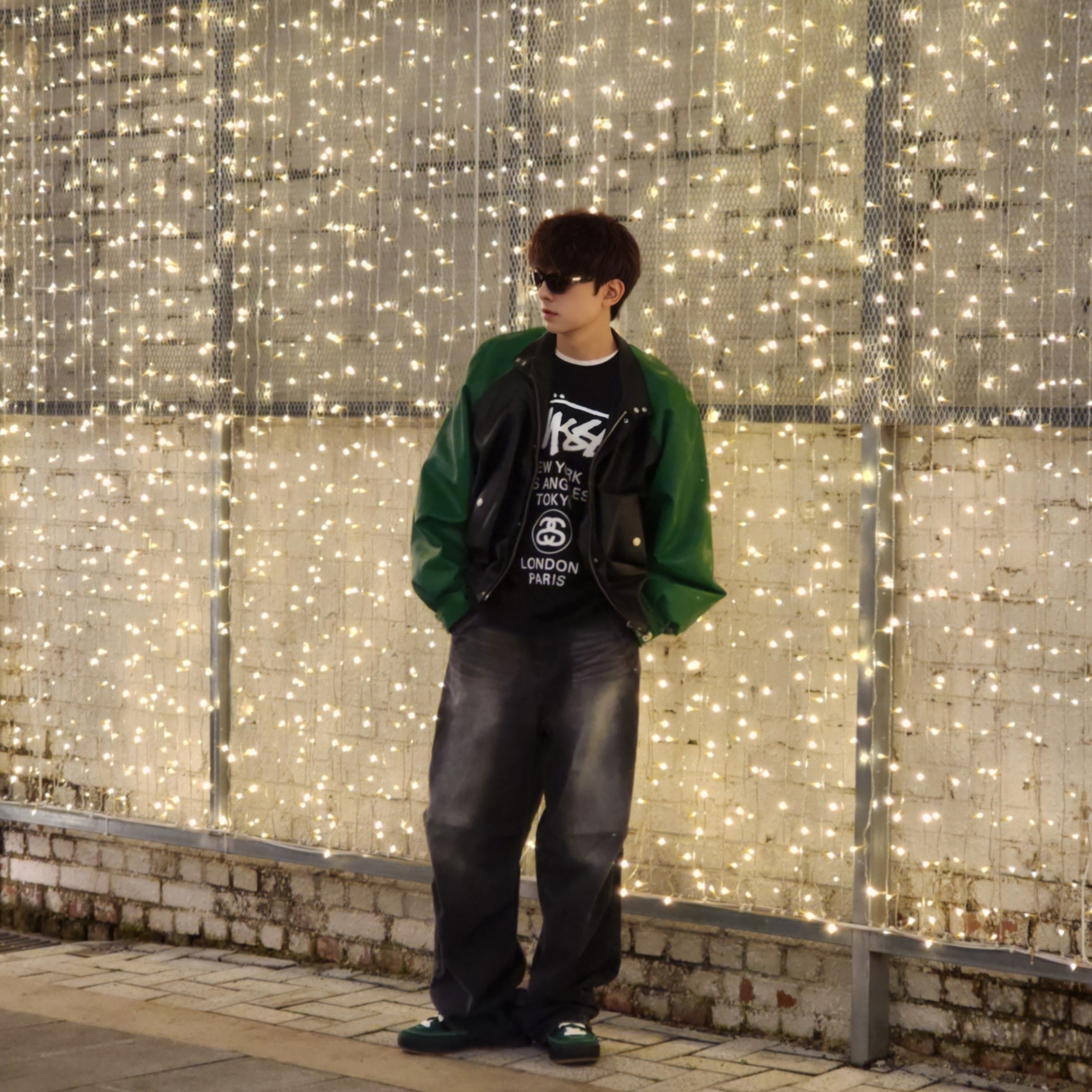 Stussy World Tour Crew Black 2023, Stussy World Tour Crew Pigment Dyed Black 착용 스타일 - 3