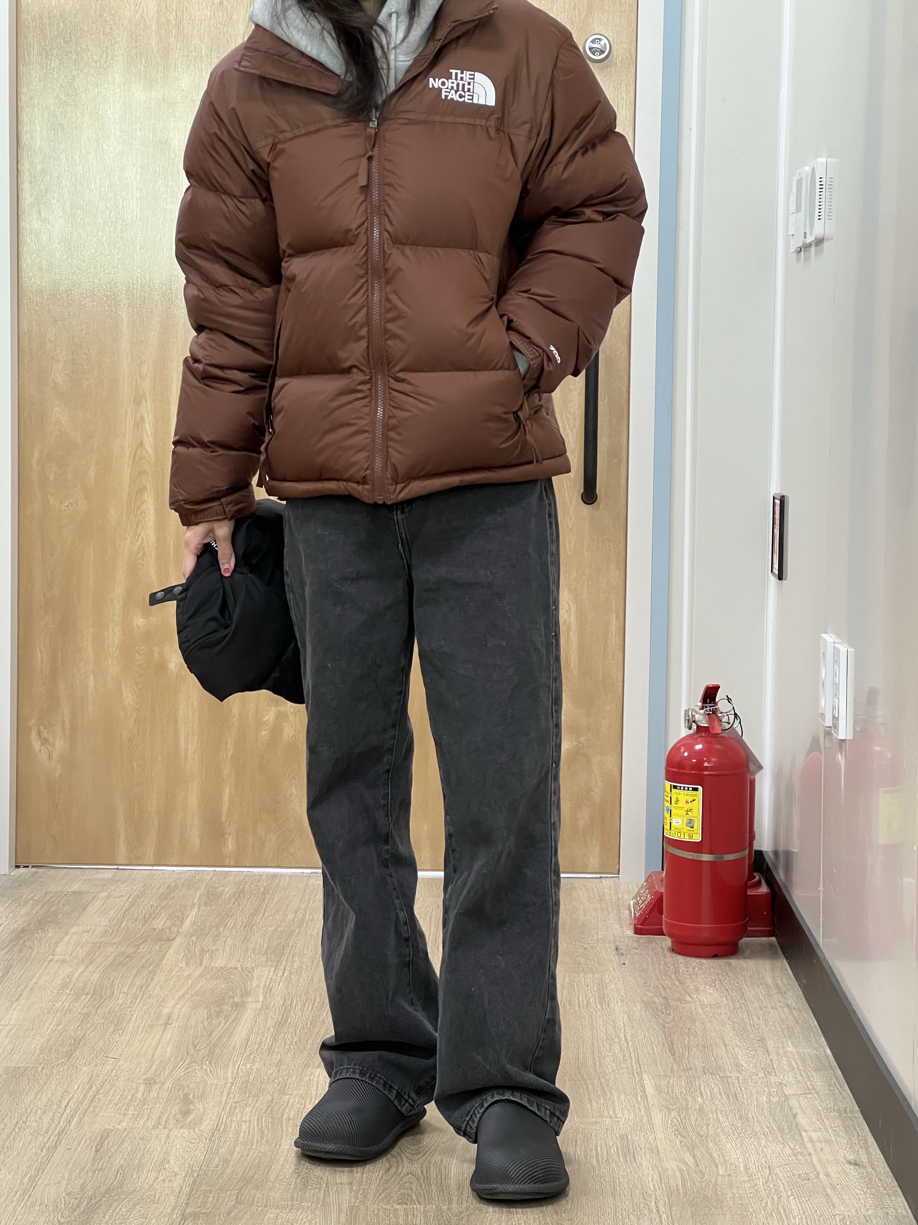 The North Face 1996 Retro Nuptse Jacket Dark Oak 착용 스타일