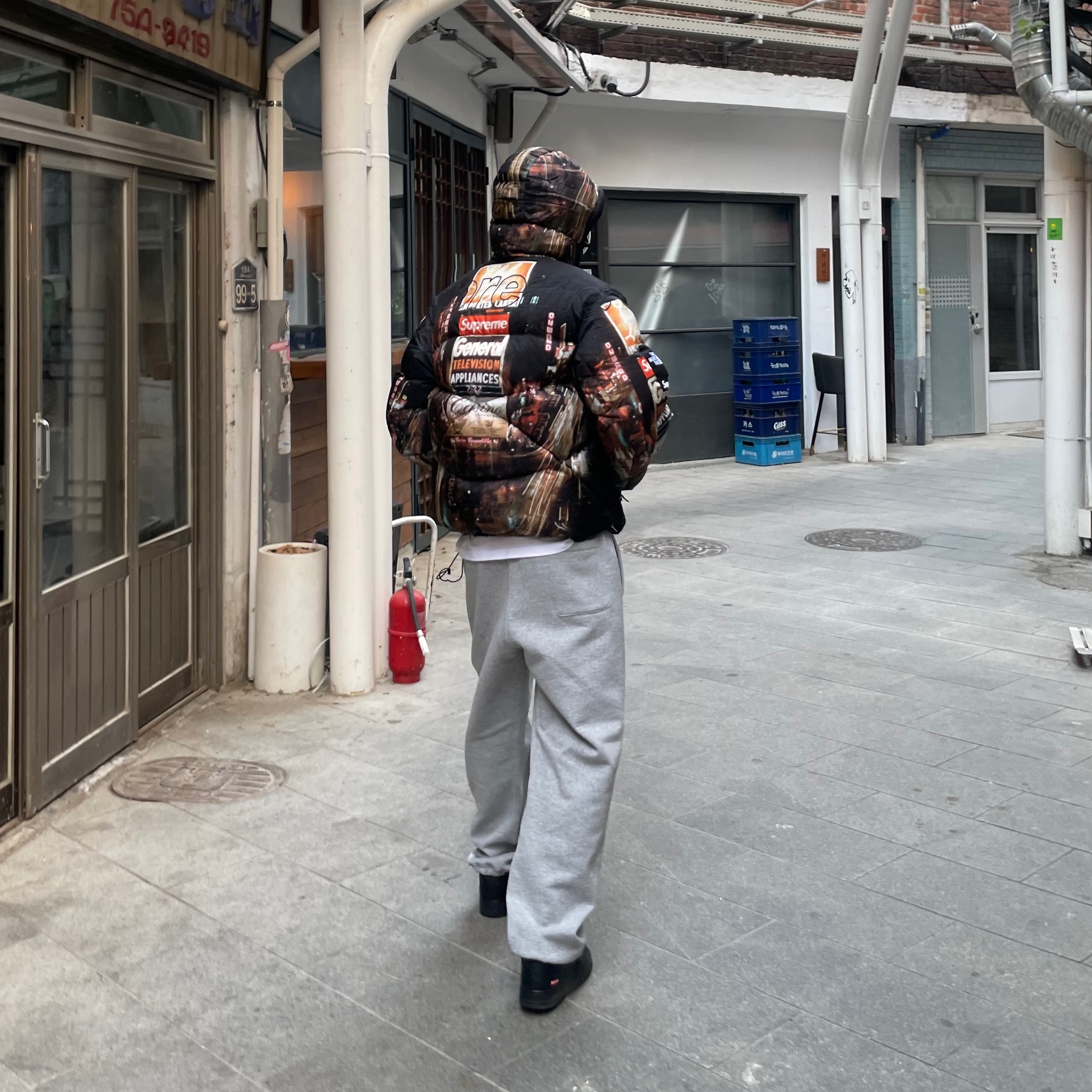 Supreme x The North Face 800-Fill Half Zip Hooded Pullover Times Square - 22FW, Supreme Small Box Drawcord Sweatpants Heather Grey - 23FW 착용 스타일 - 1