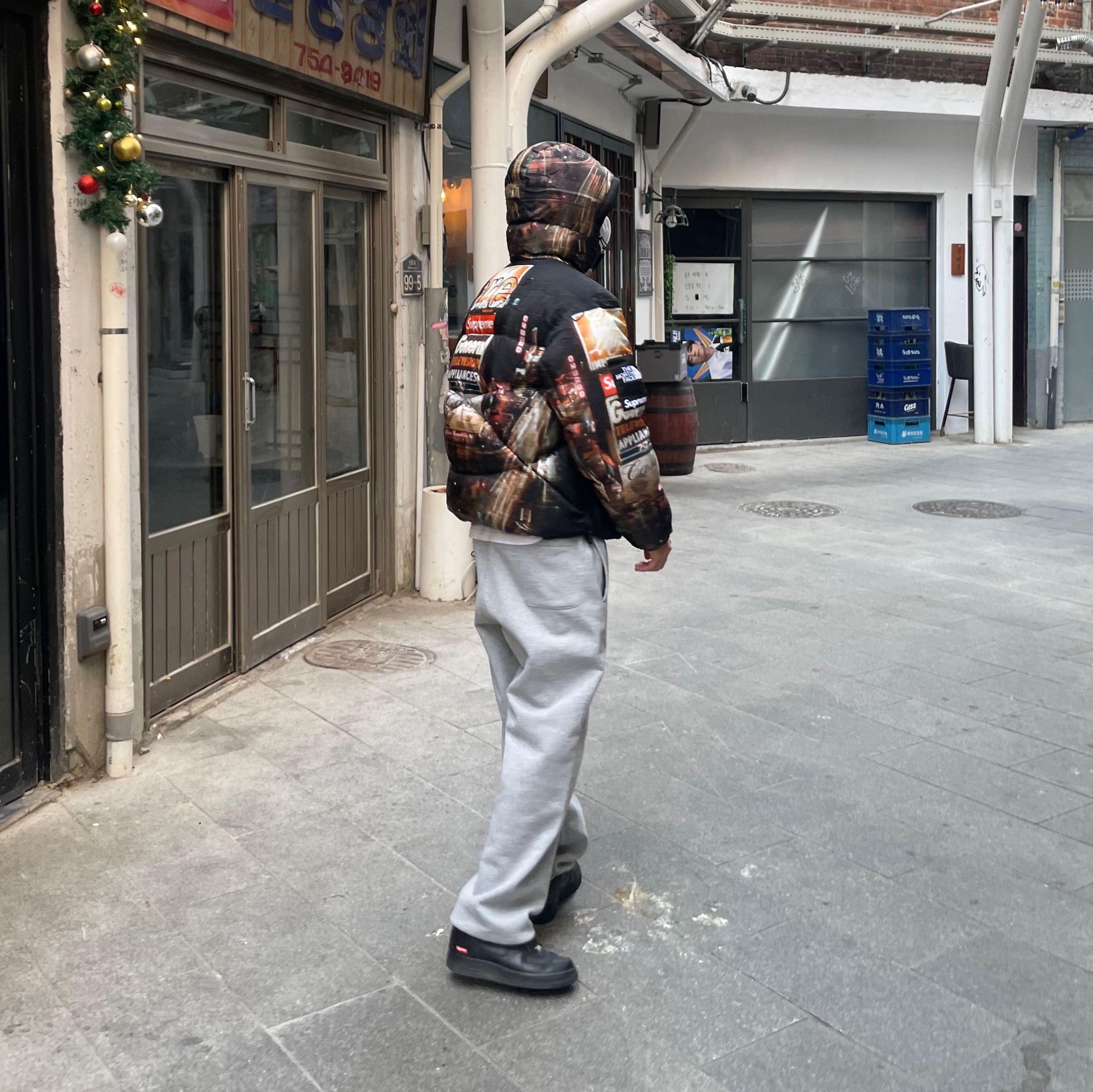 Supreme x The North Face 800-Fill Half Zip Hooded Pullover Times Square - 22FW, Supreme Small Box Drawcord Sweatpants Heather Grey - 23FW 착용 스타일 - 2