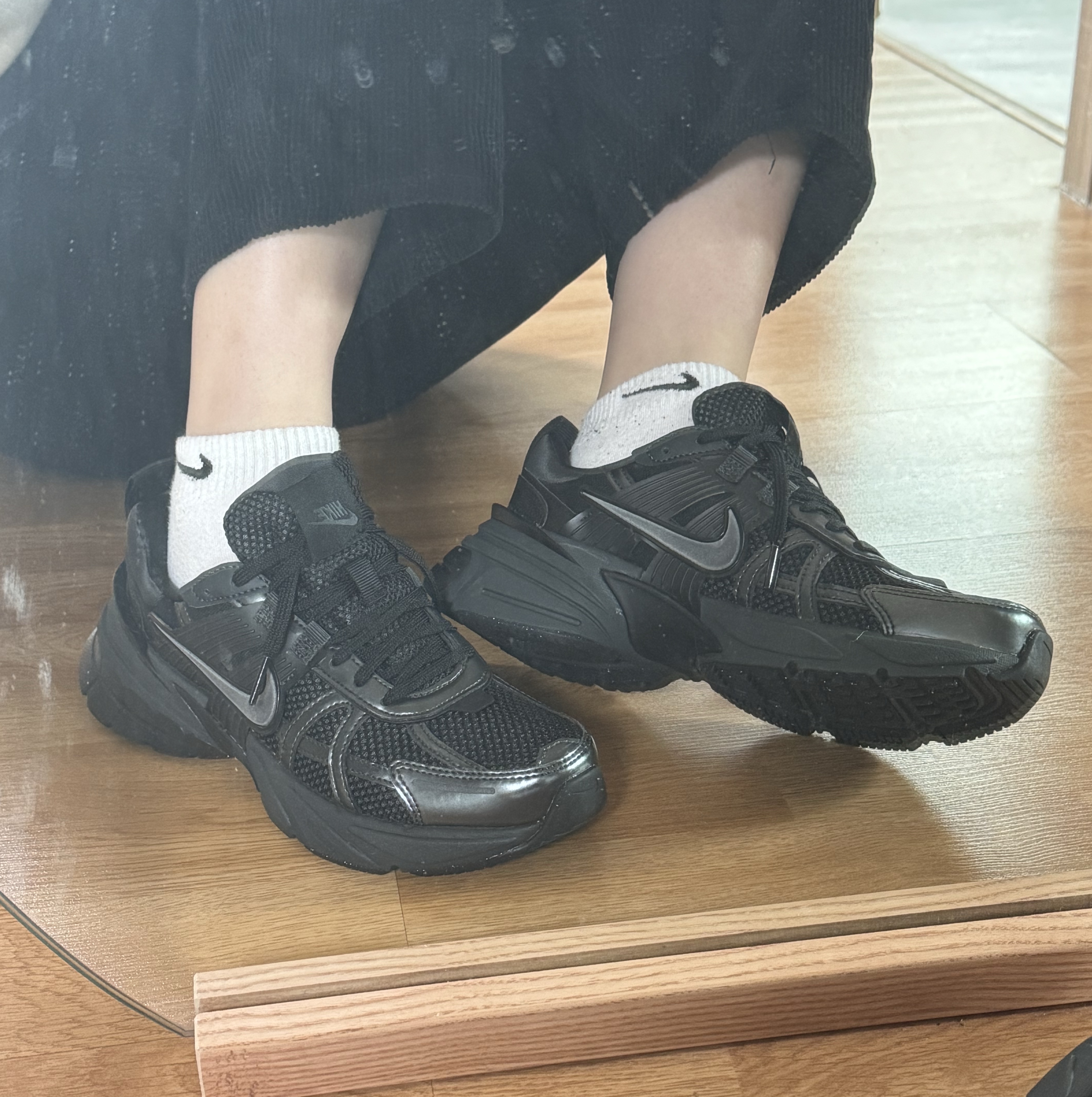 Nike V2K Run Black Anthracite 착용 스타일