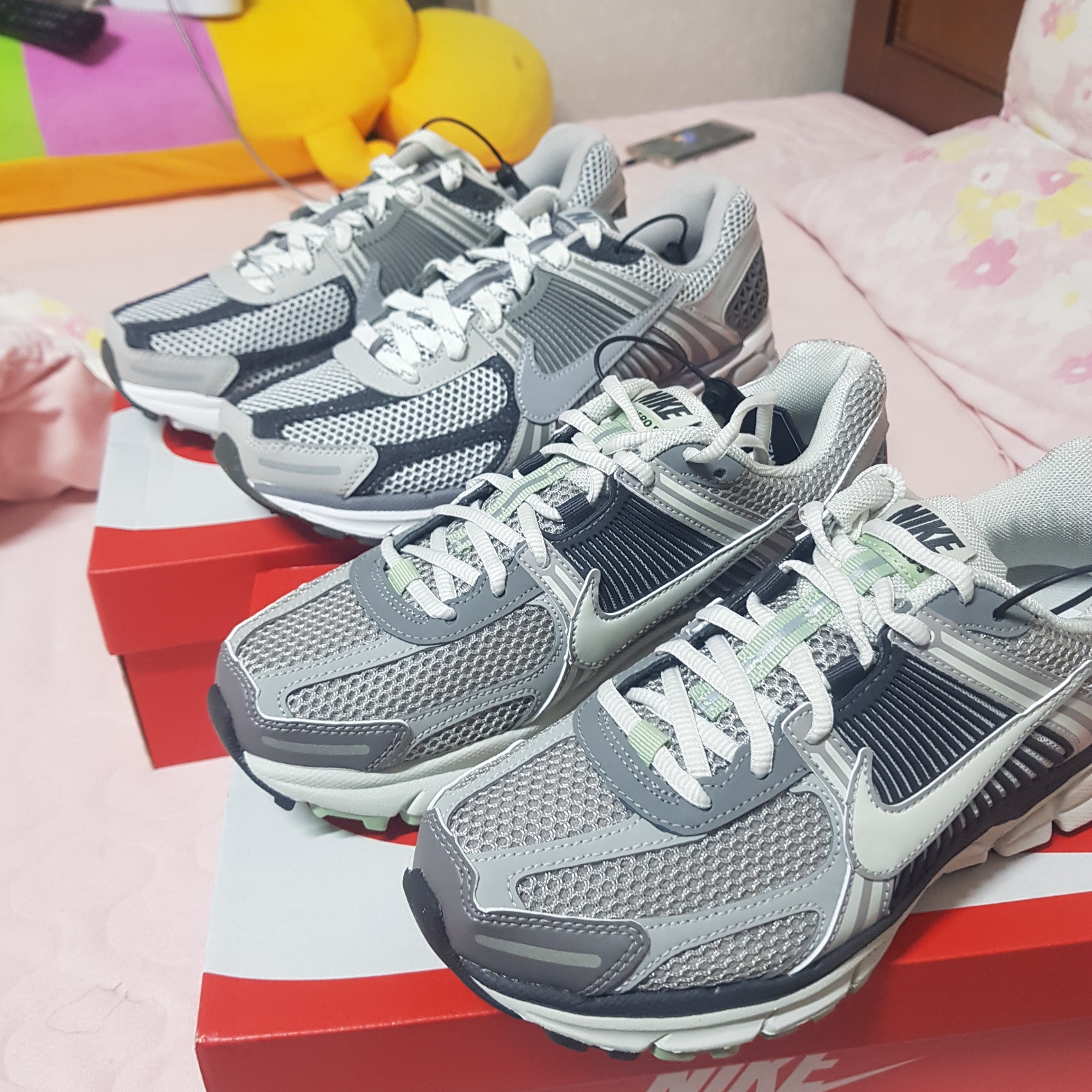 Nike Zoom Vomero 5 PRM Light Iron Ore and Flat Fewter, (W) Nike Zoom Vomero 5 Cobblestone and Flat Pewter 착용 스타일