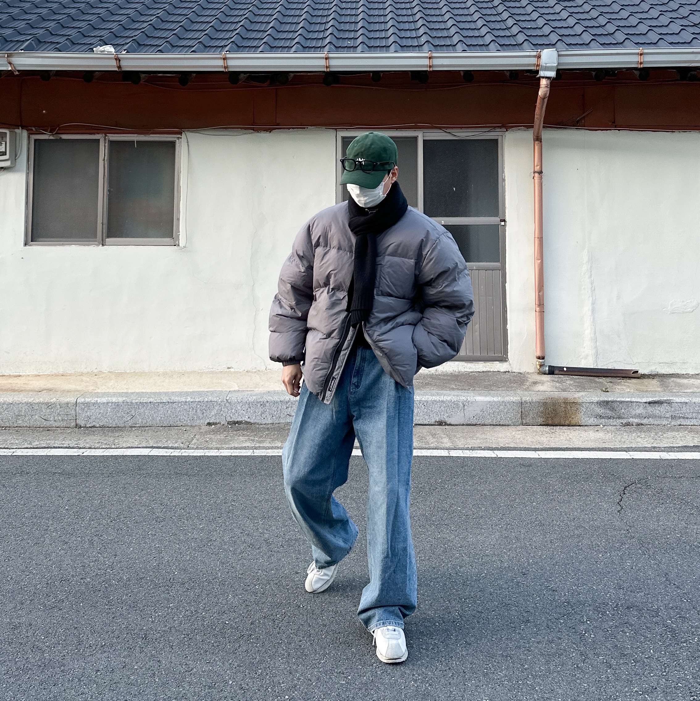 Nike x Stranger Things Classic Cortez Hawkins High School 착용 스타일