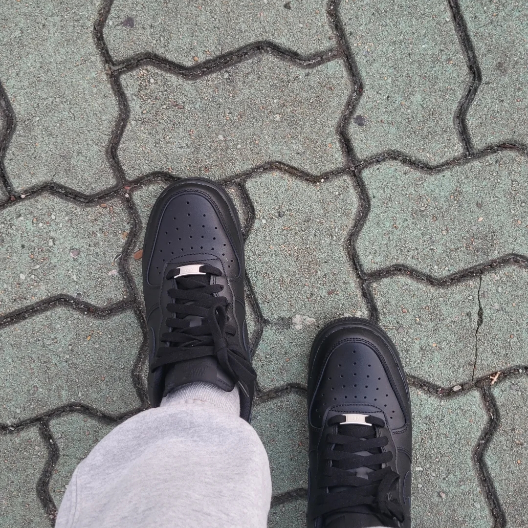 (W) Nike Air Force 1 '07 Low Triple Black 착용 스타일