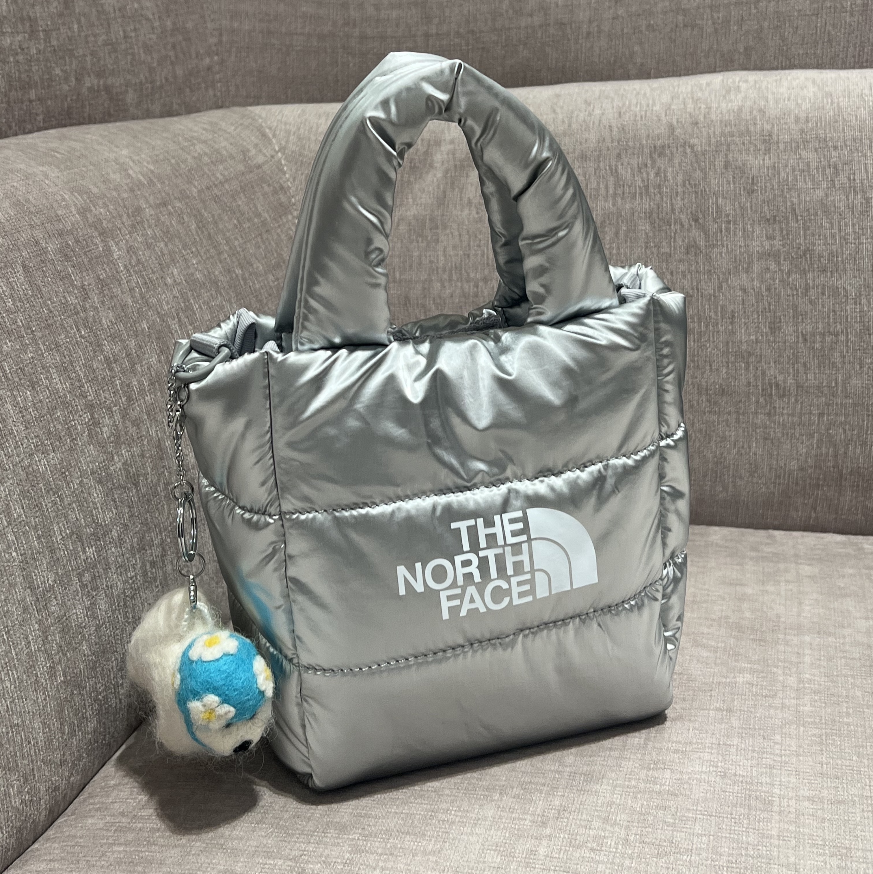 The North Face Plumpy Tote Bag Silver 착용 스타일