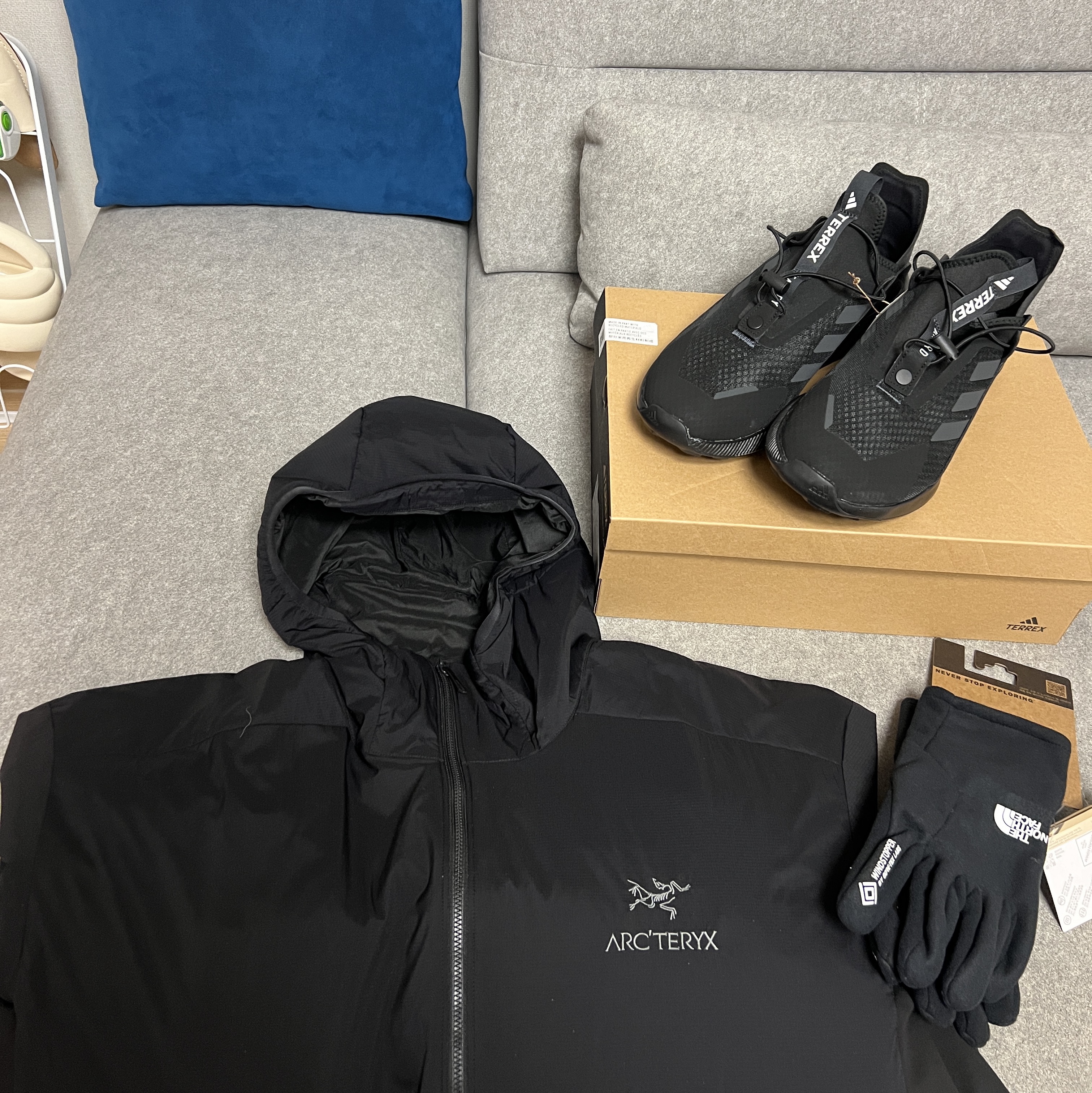 Arc'teryx Atom LT Hoody Black, Adidas Terrex Voyager 21 Slip-On H.RDY Core Black Carbon Cloud White 착용 스타일 - 2