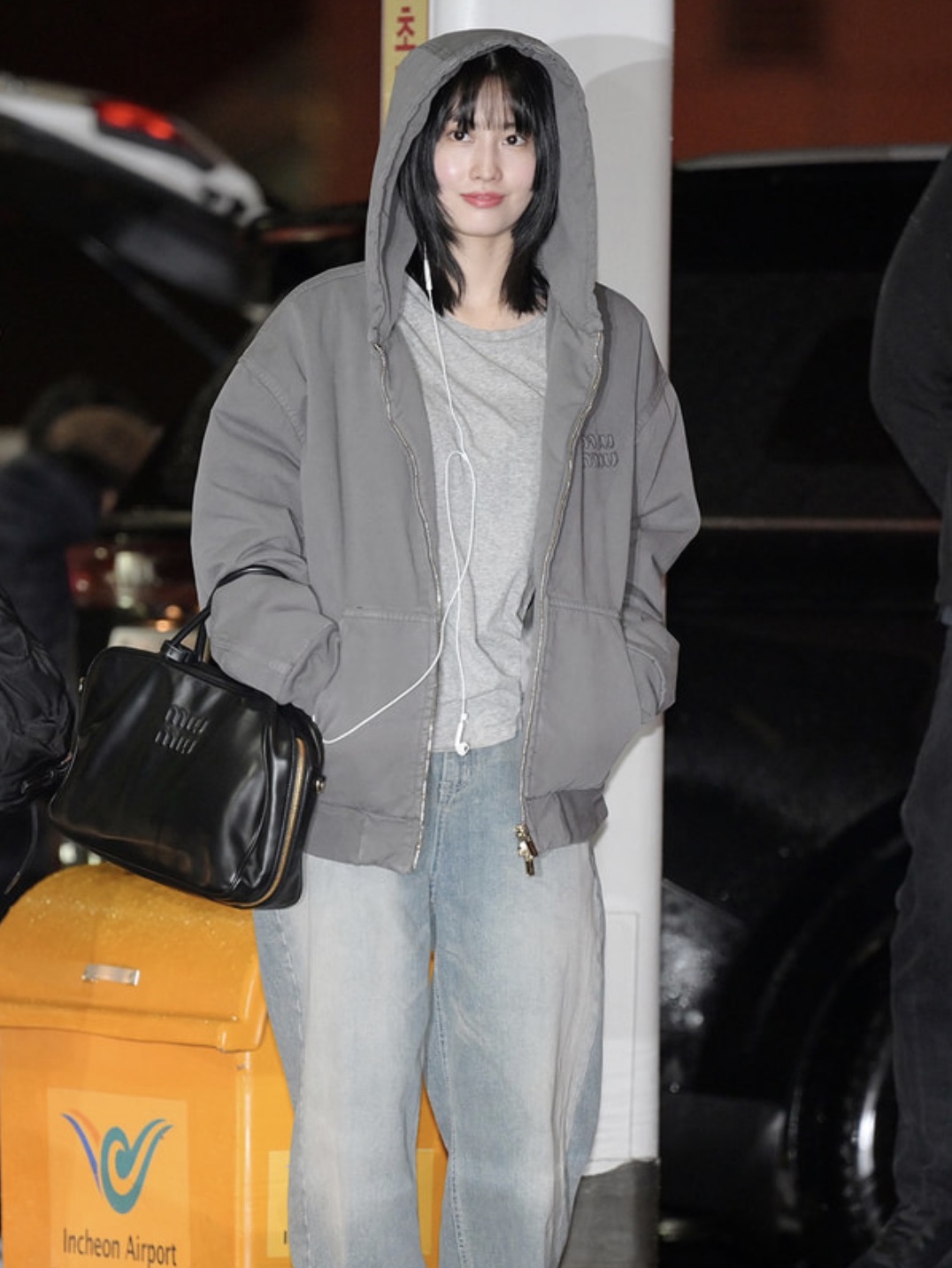 Miu Miu Nappa Leather Top Handle Bag Sand Coffee 착용 스타일
