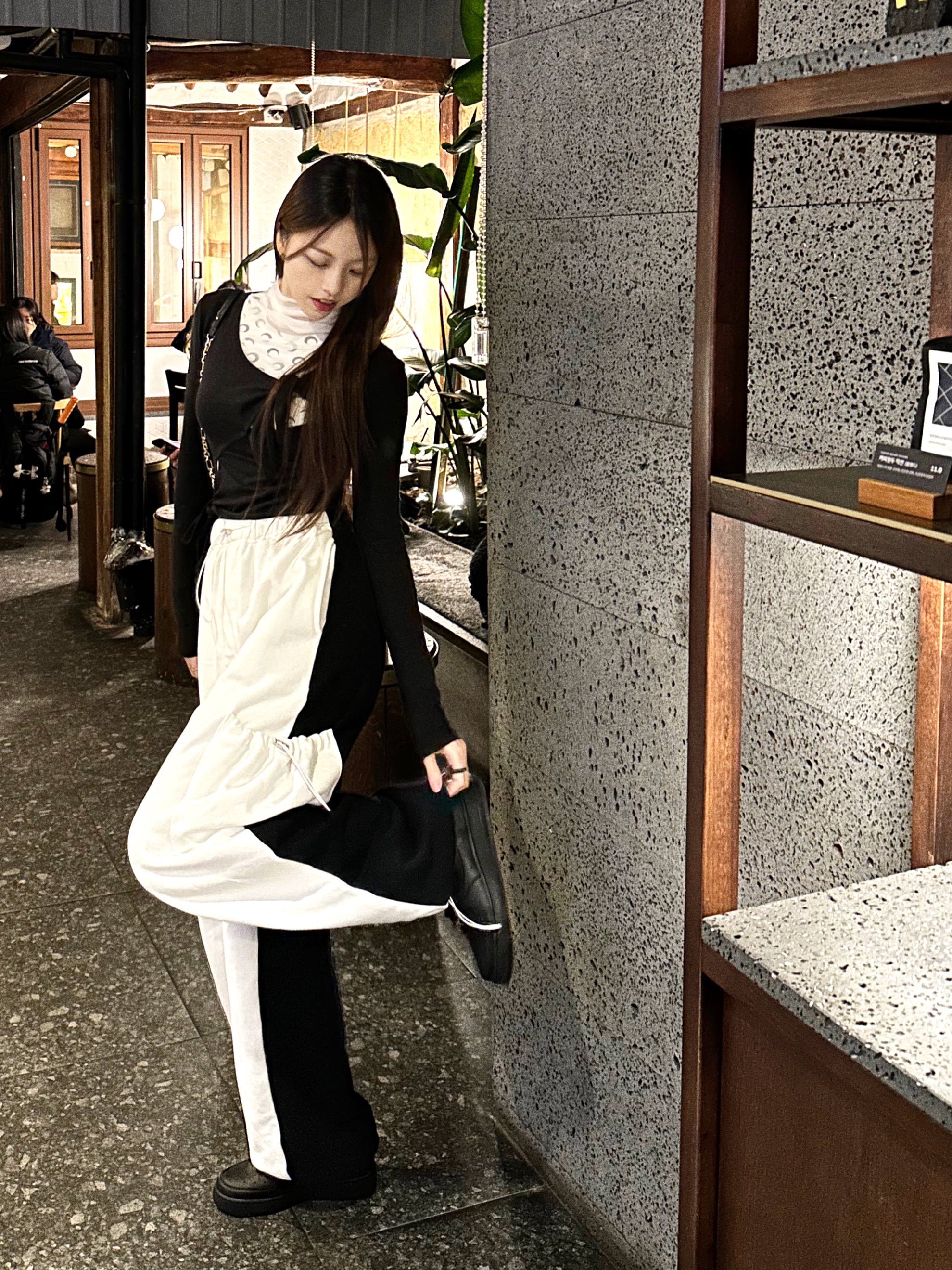 (W) Nike Air Force 1 '07 Low Triple Black, (W) Marine Serre Regenerated Second Skin Top White Moon 착용 스타일 - 2