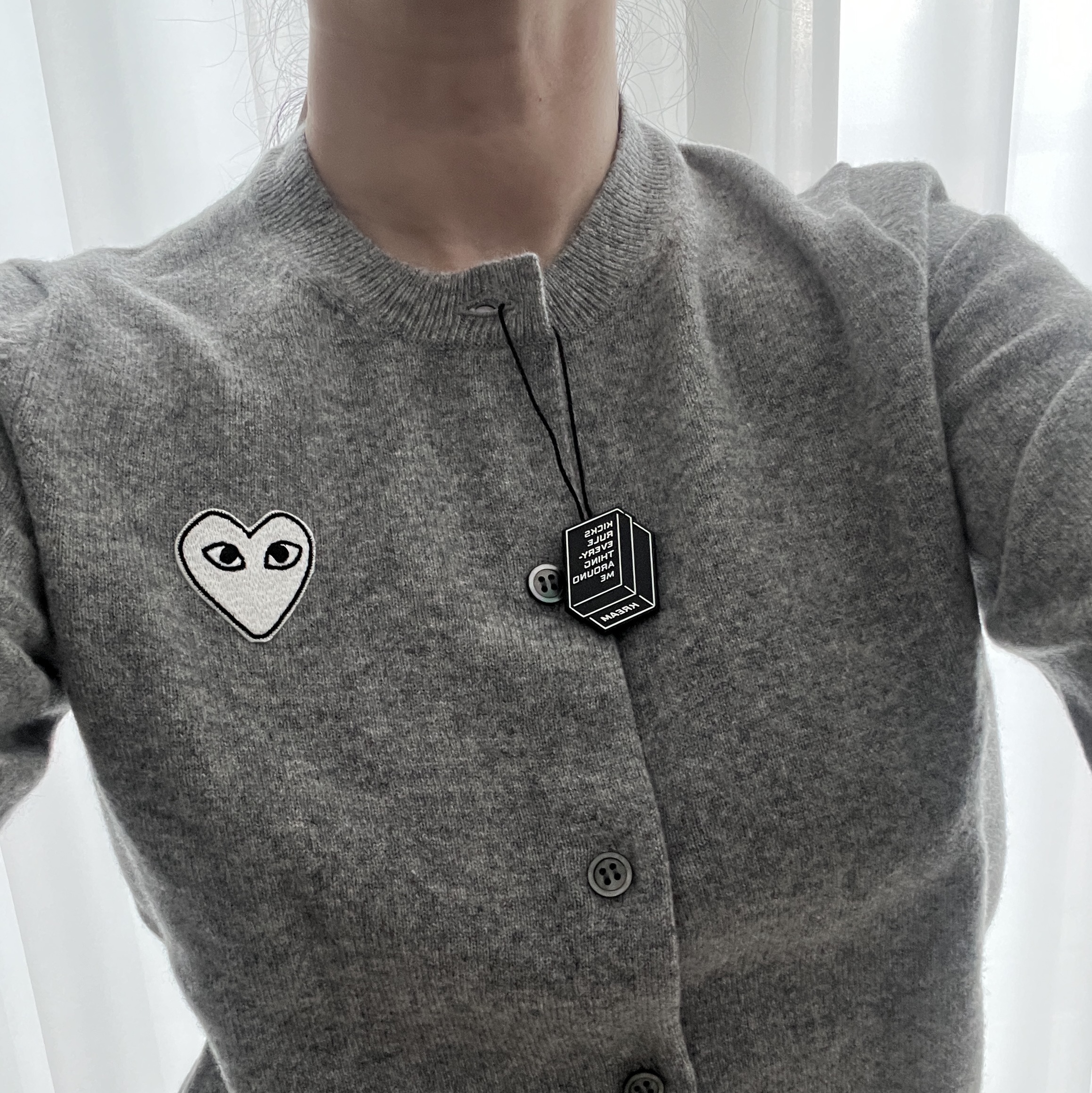 (W) Play Comme des Garcons White Heart Knit Cardigan Light Grey 착용 스타일 - 2