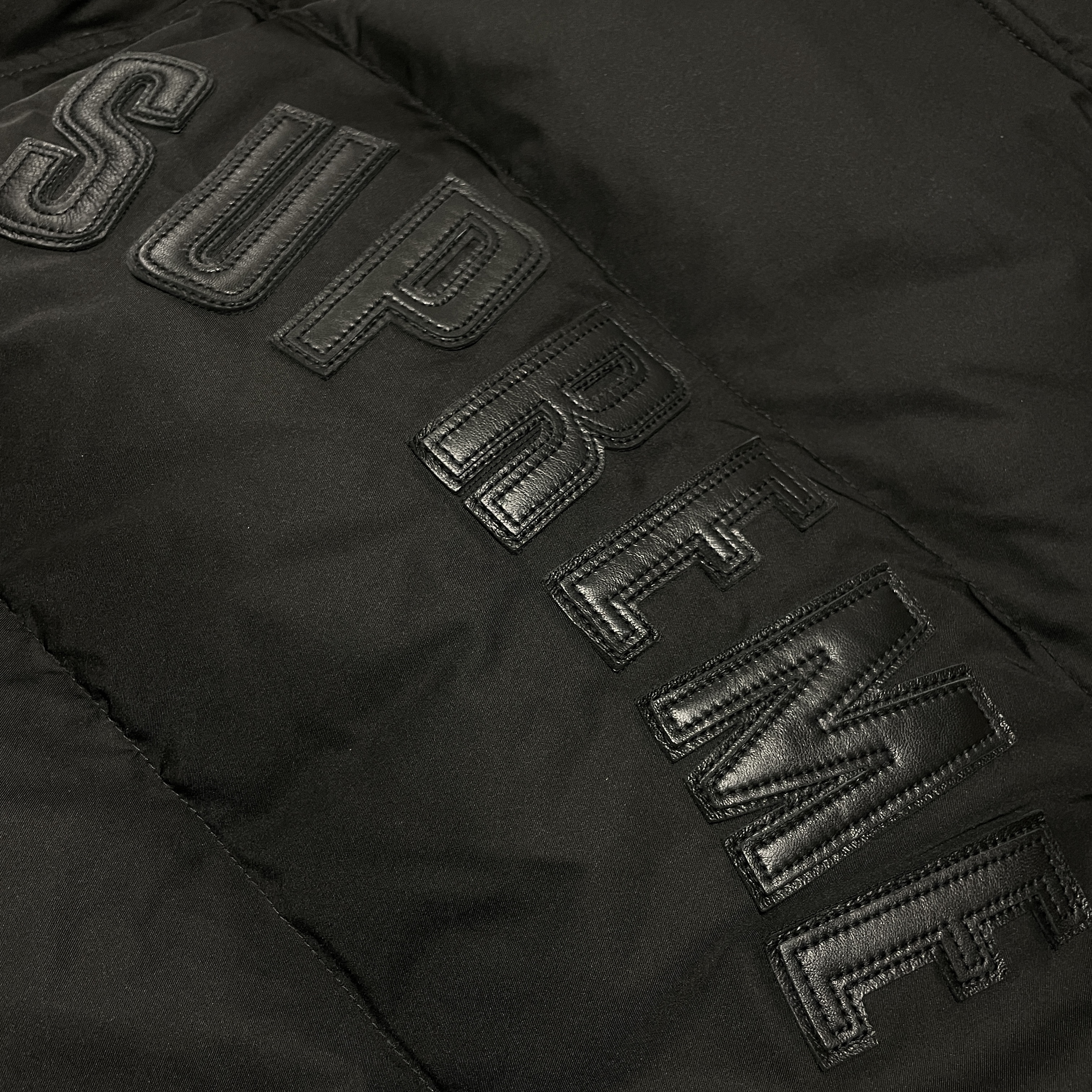 Supreme Star Sleeve Down Puffer Jacket Black - 23FW 착용 스타일 - 2