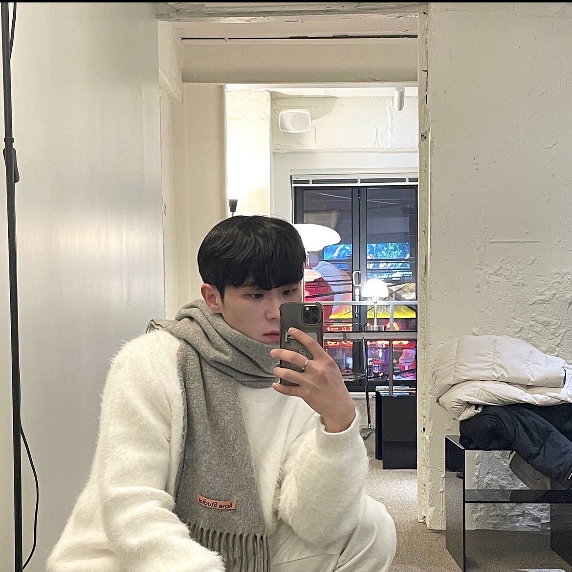 Acne Studios Narrow Wool Fringe Muffler Grey Melange 착용 스타일 - 1