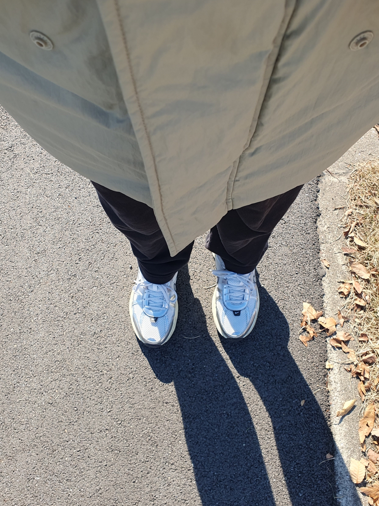Nike V2K Run Summit White Metallic Silver 착용 스타일