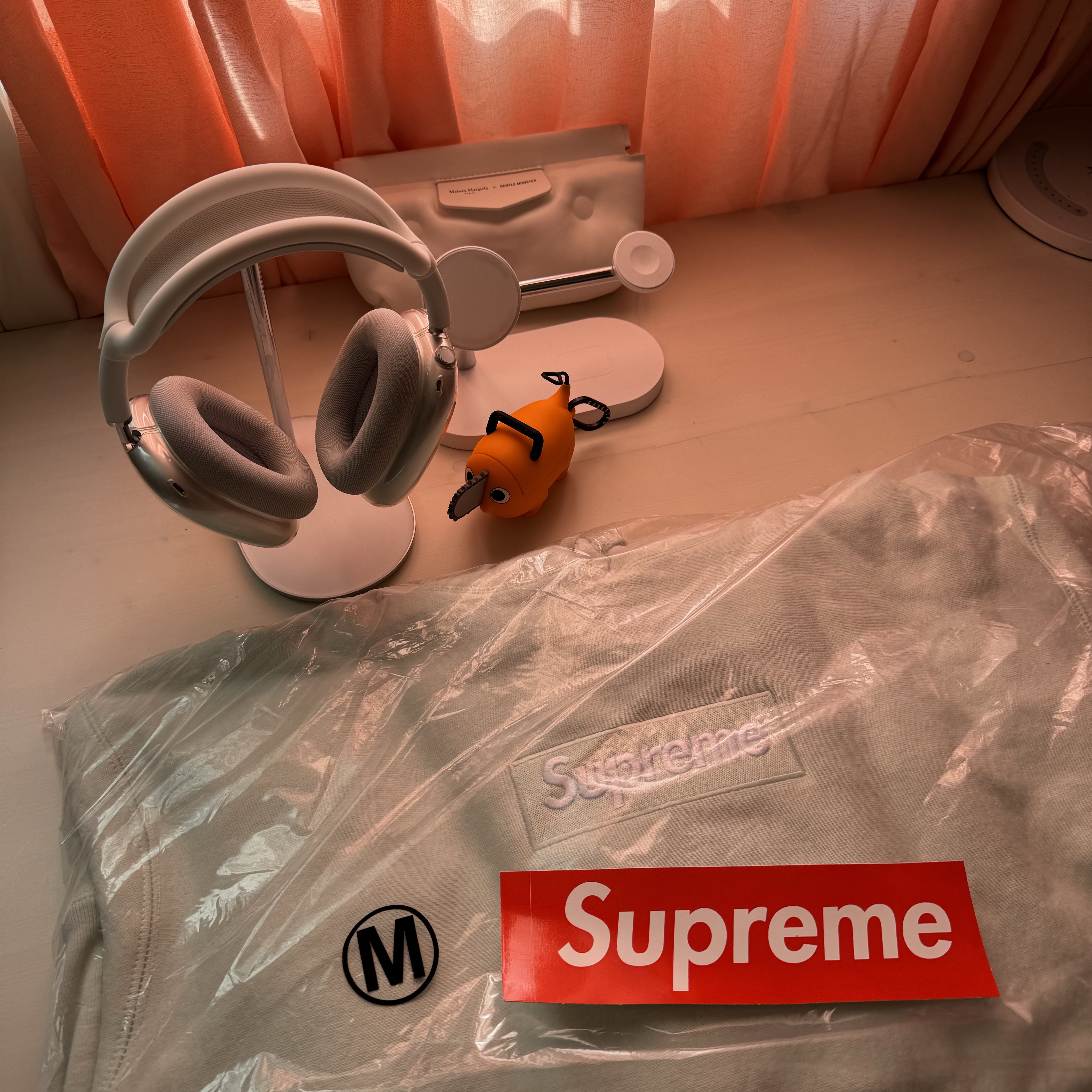 Casetify x Chainsaw Man Pochita Collectible AirPods Pro 1st/2nd Gen Case, Supreme Box Logo Hooded Sweatshirt Light Green - 23FW 착용 스타일 - 4