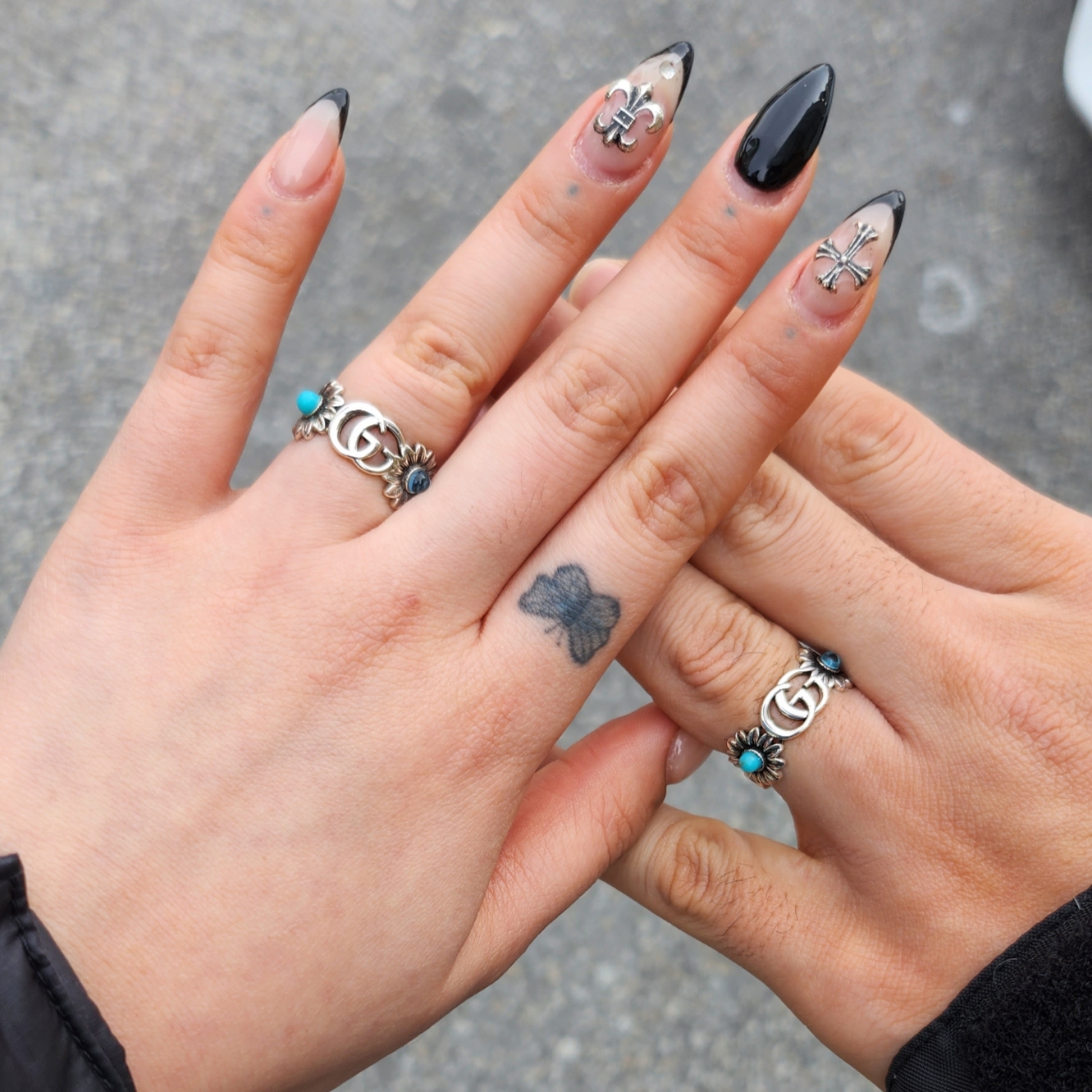 Gucci Double G Mother of Pearl Ring Silver 착용 스타일