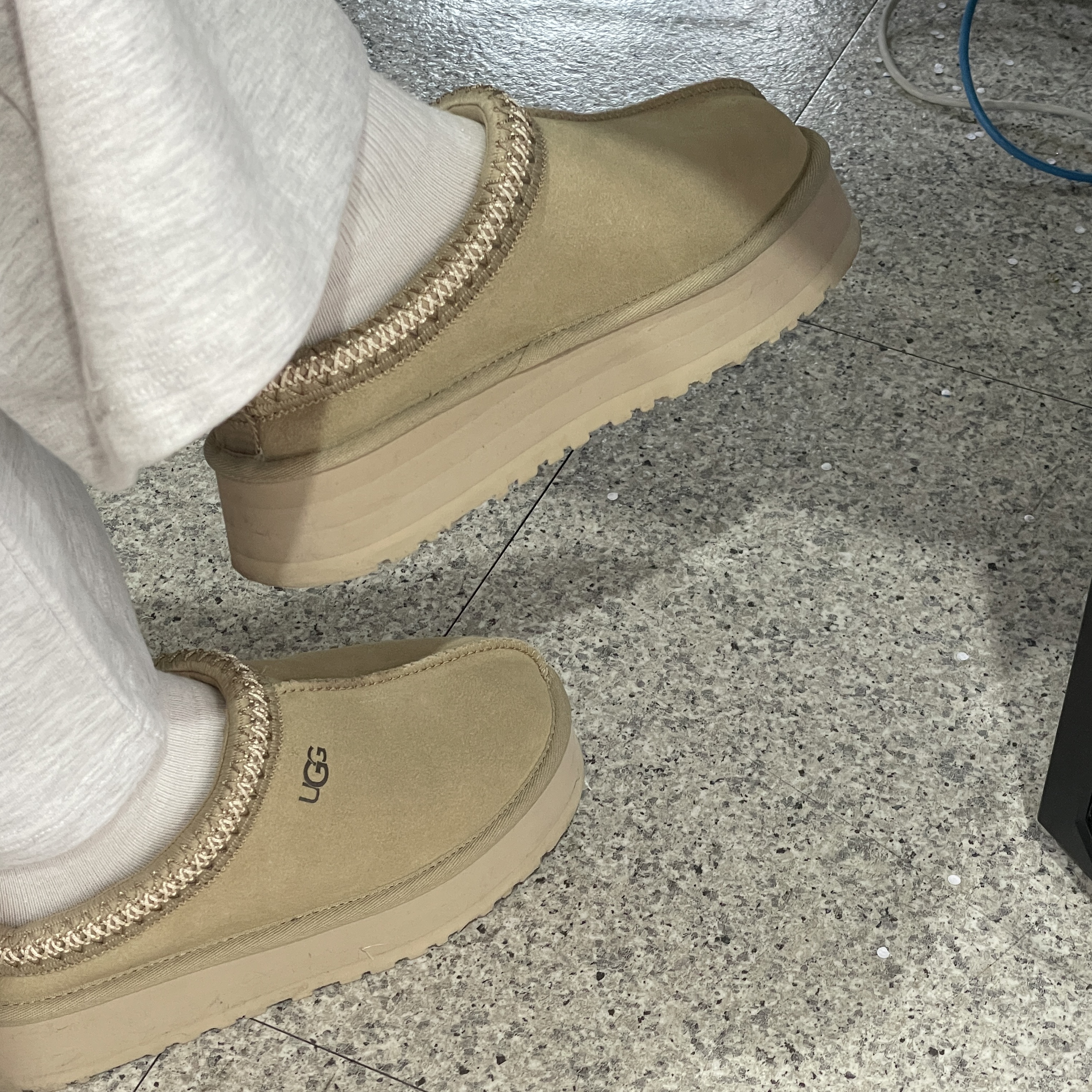 (W) UGG Tazz Slipper Mustard Seed 착용 스타일