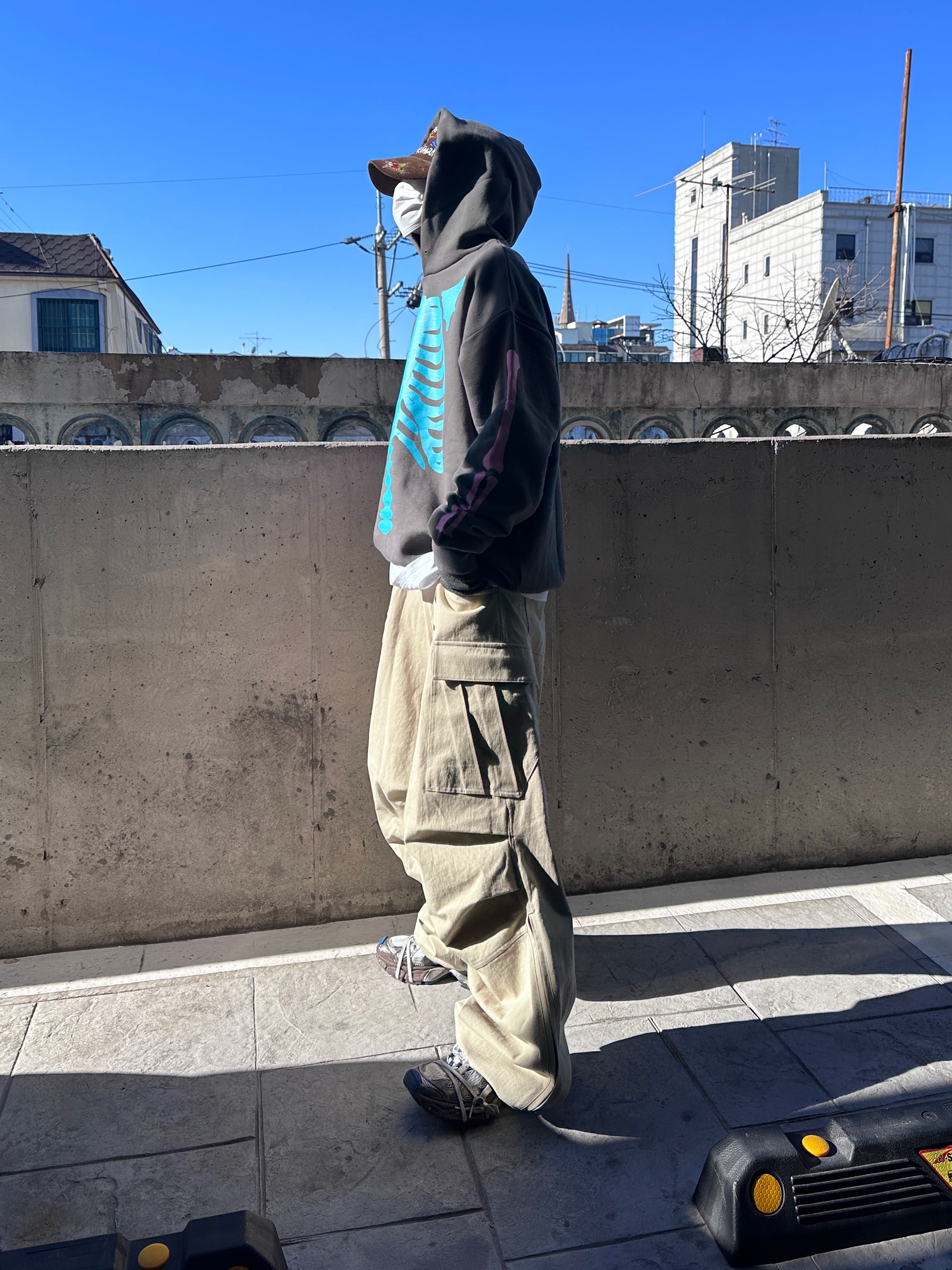 Balenciaga 3XL Sneakers Worn Out Grey White Blue, Nonnod Side Zip Cargo Pants Beige 착용 스타일 - 2