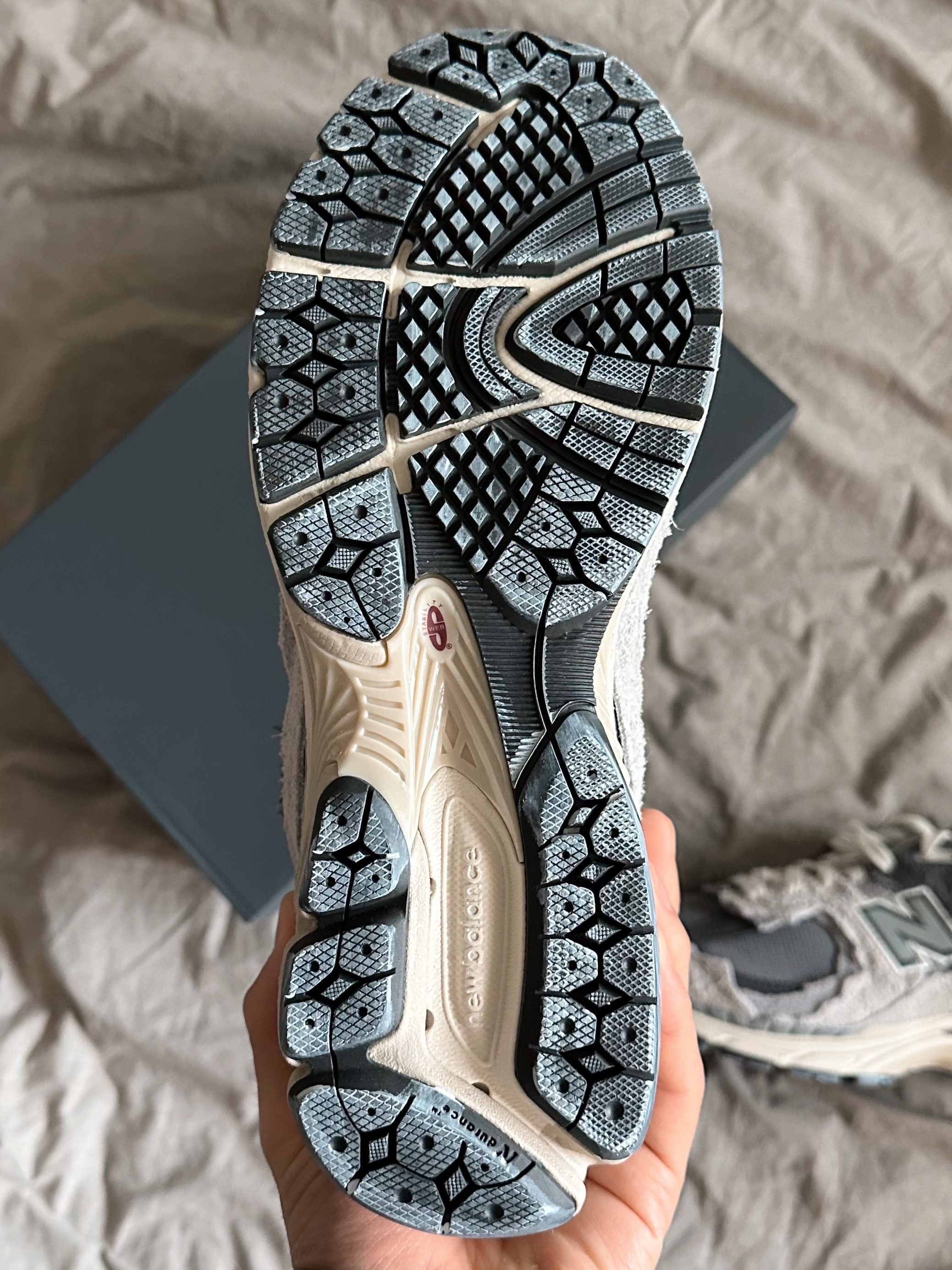 New Balance 2002R Protection Pack Rain Cloud 착용 스타일 - 4