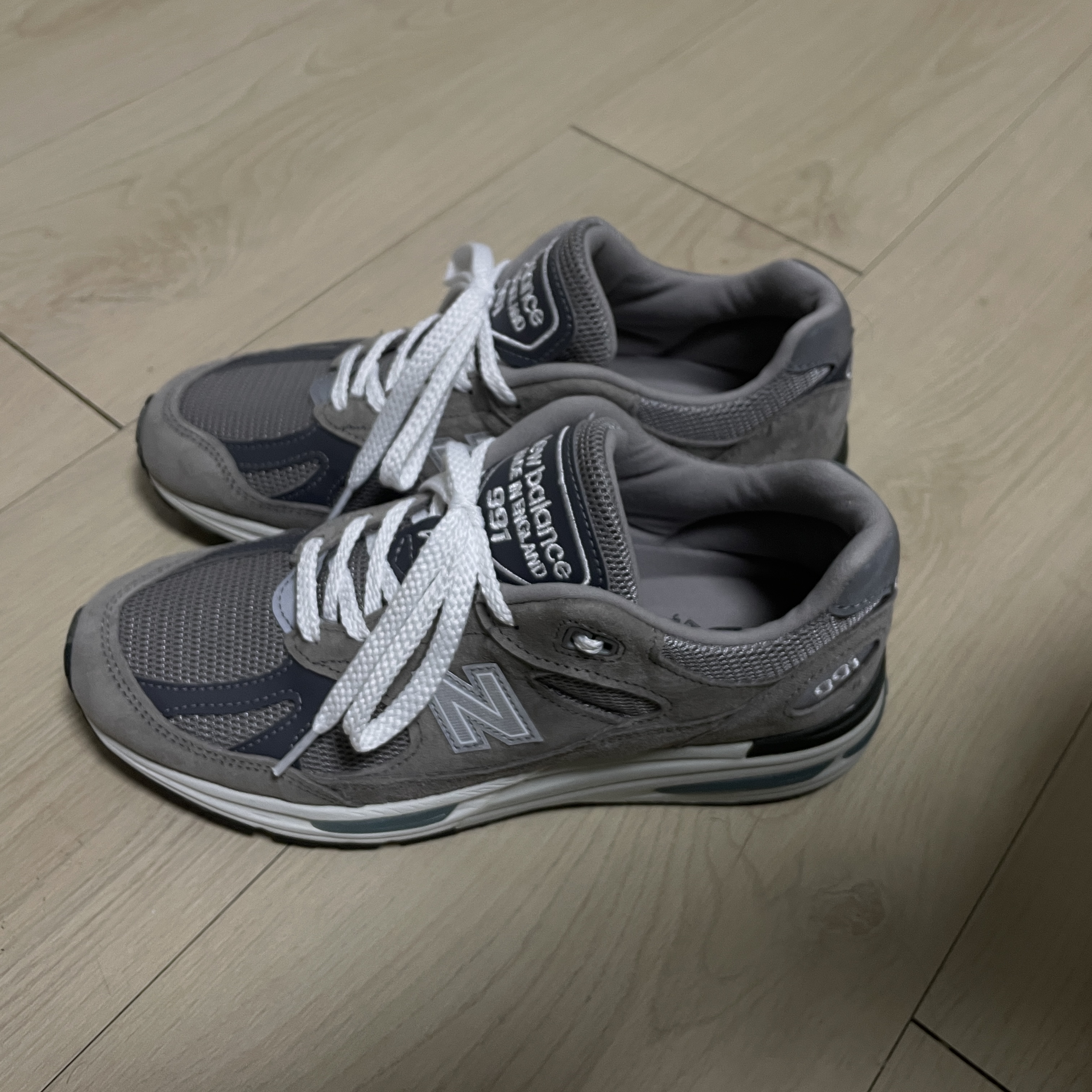 New Balance 991v2 Made in UK Rock Ridge Alloy Silver 착용 스타일