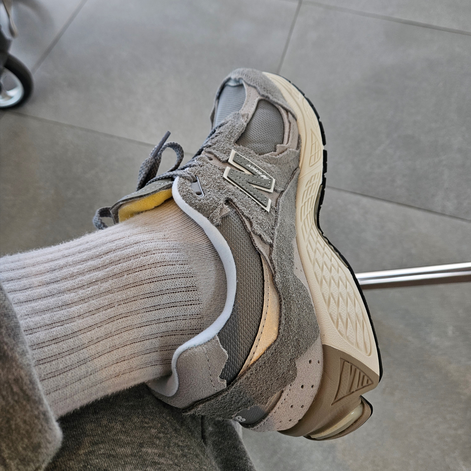 New Balance 2002R Protection Pack Grey 착용 스타일