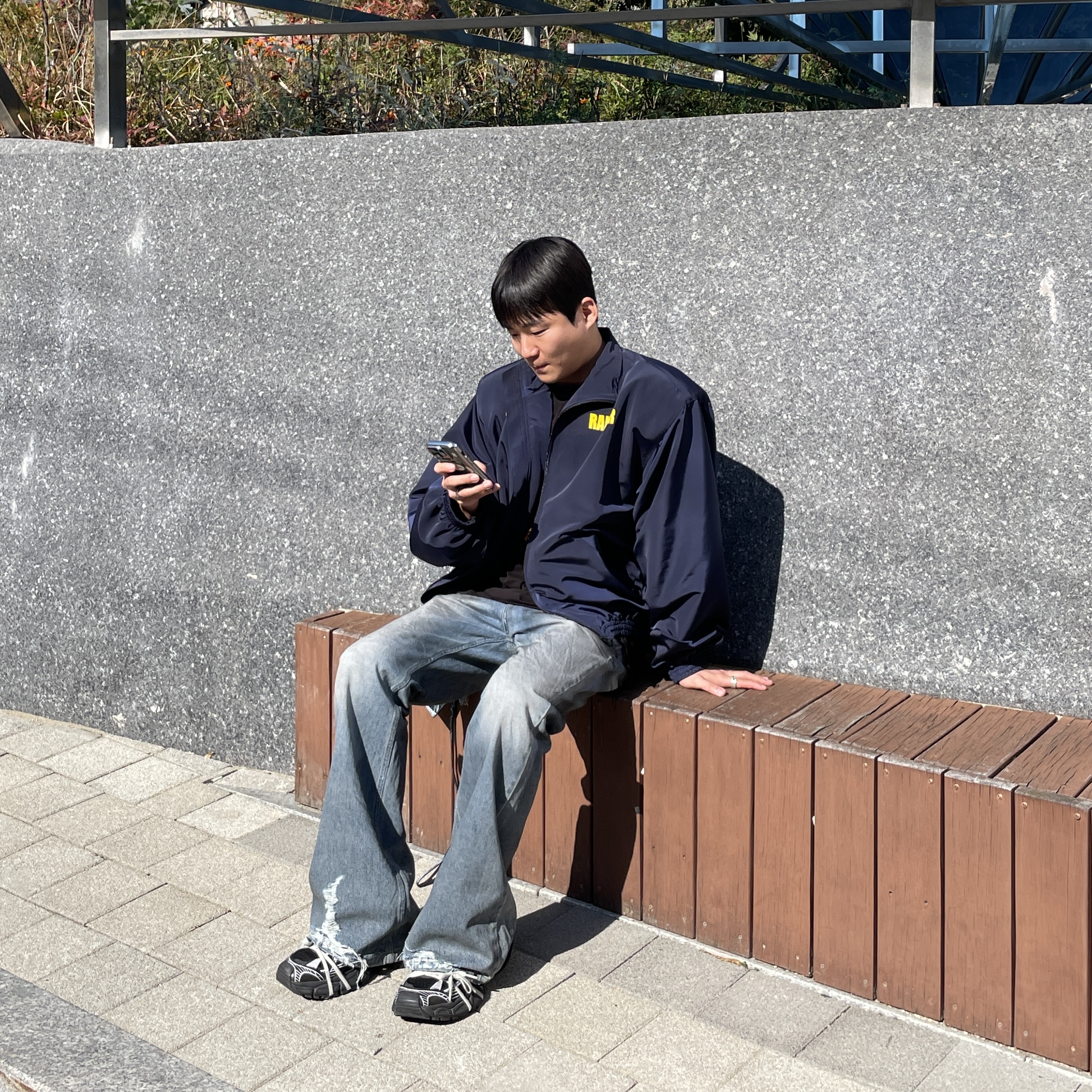 Undermycar Maigan Padded Shoulder Zip-Up Blouson India Ink - 23FW, Balenciaga Cash Card Case On Keyring Graffiti Black 착용 스타일 - 4