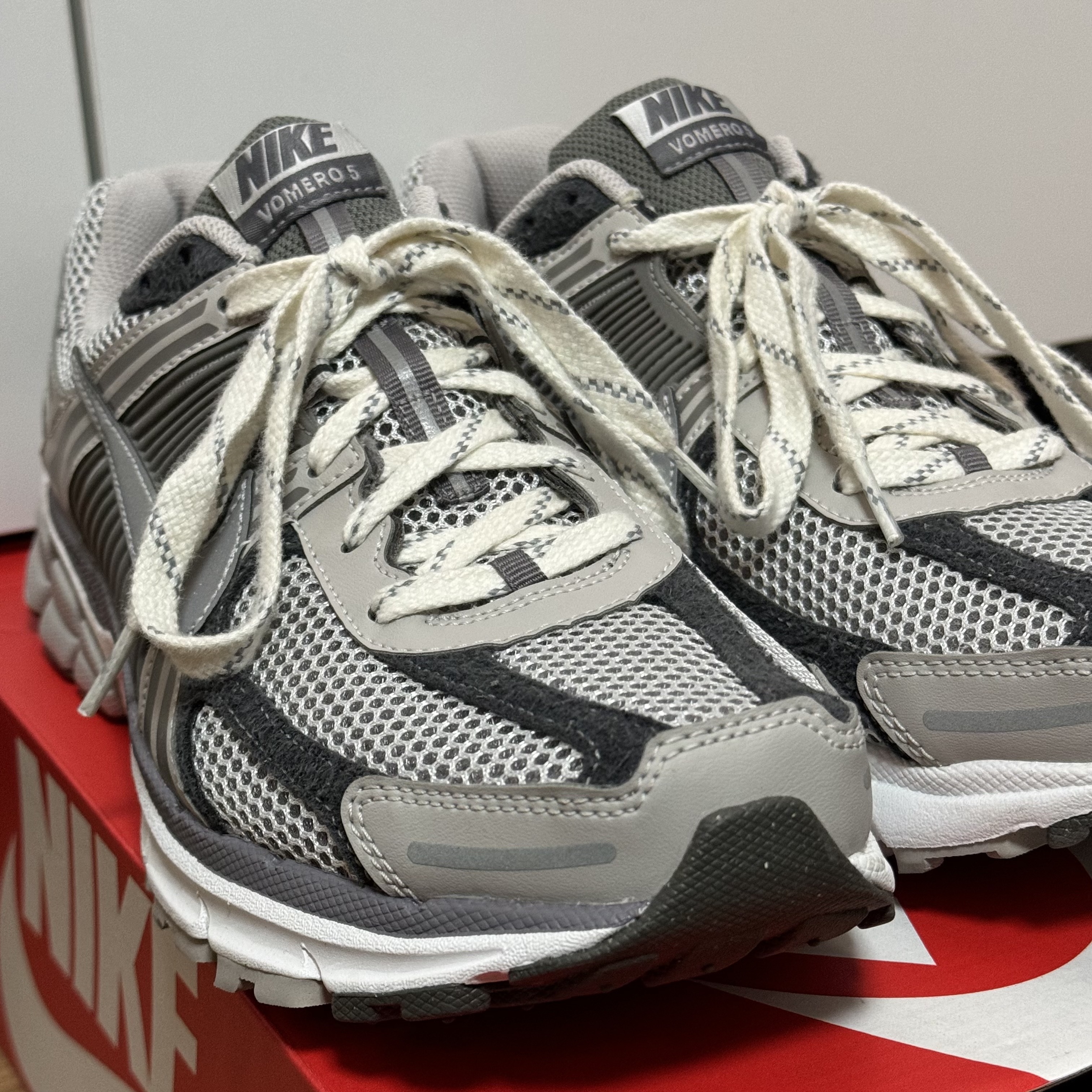 Nike Zoom Vomero 5 PRM Light Iron Ore and Flat Fewter 착용 스타일 - 4