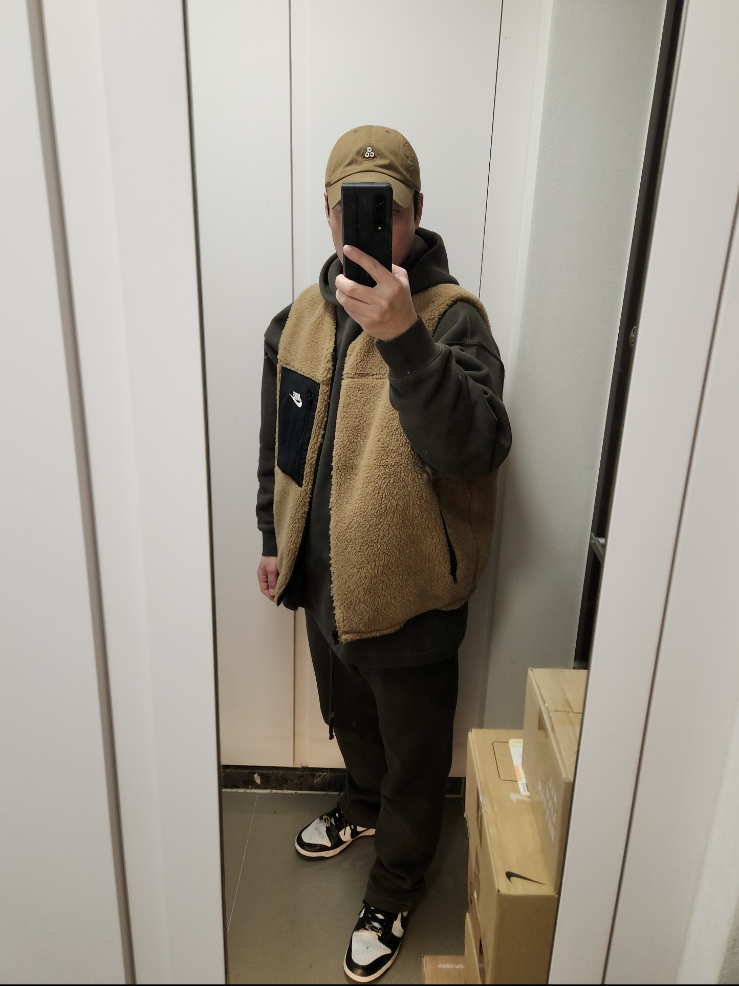 Nike ACG Heritage 86 Cap Hazel Rush, Essentials Relaxed Hoodie Off Black - 22FW 착용 스타일