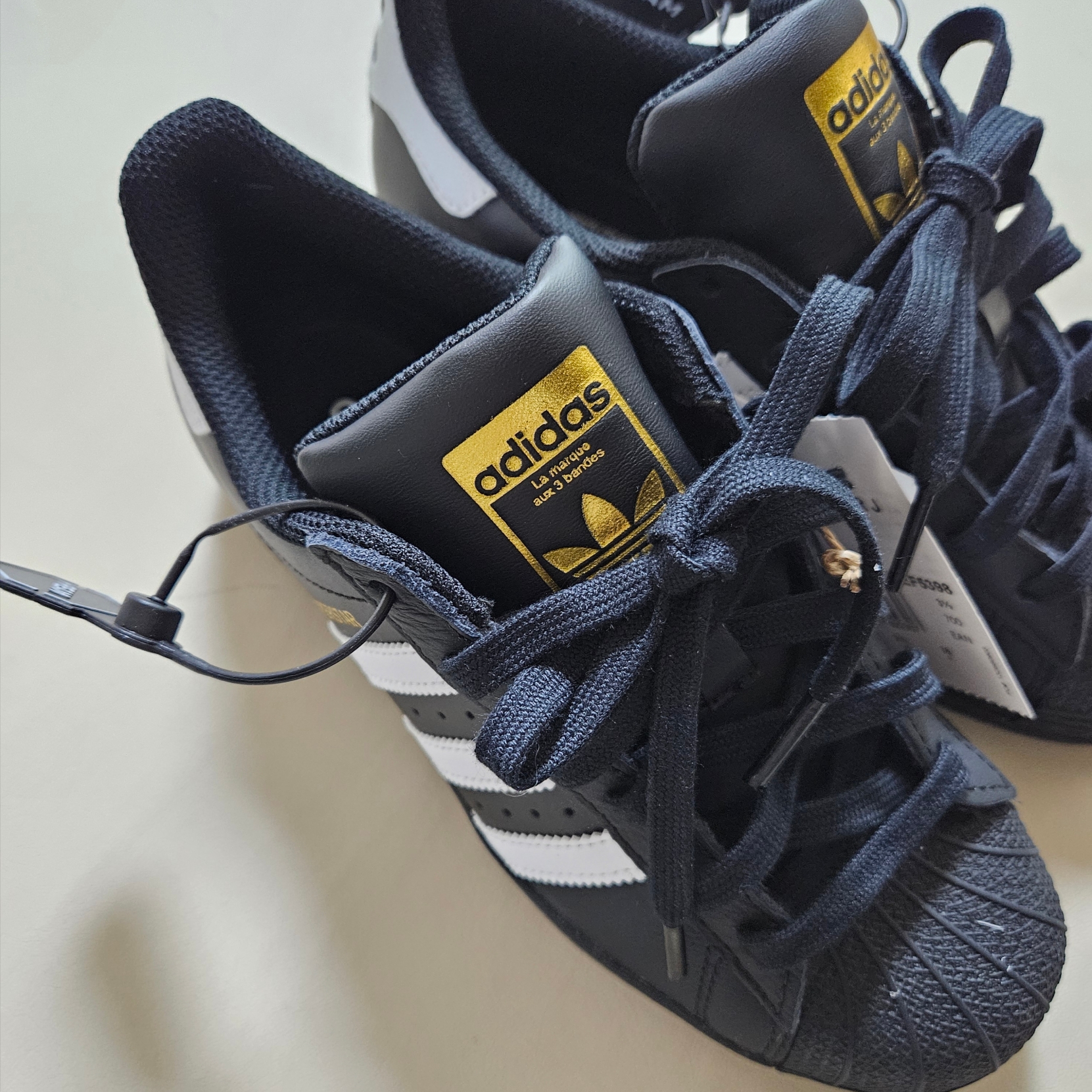 (J) Adidas Superstar Black White 착용 스타일