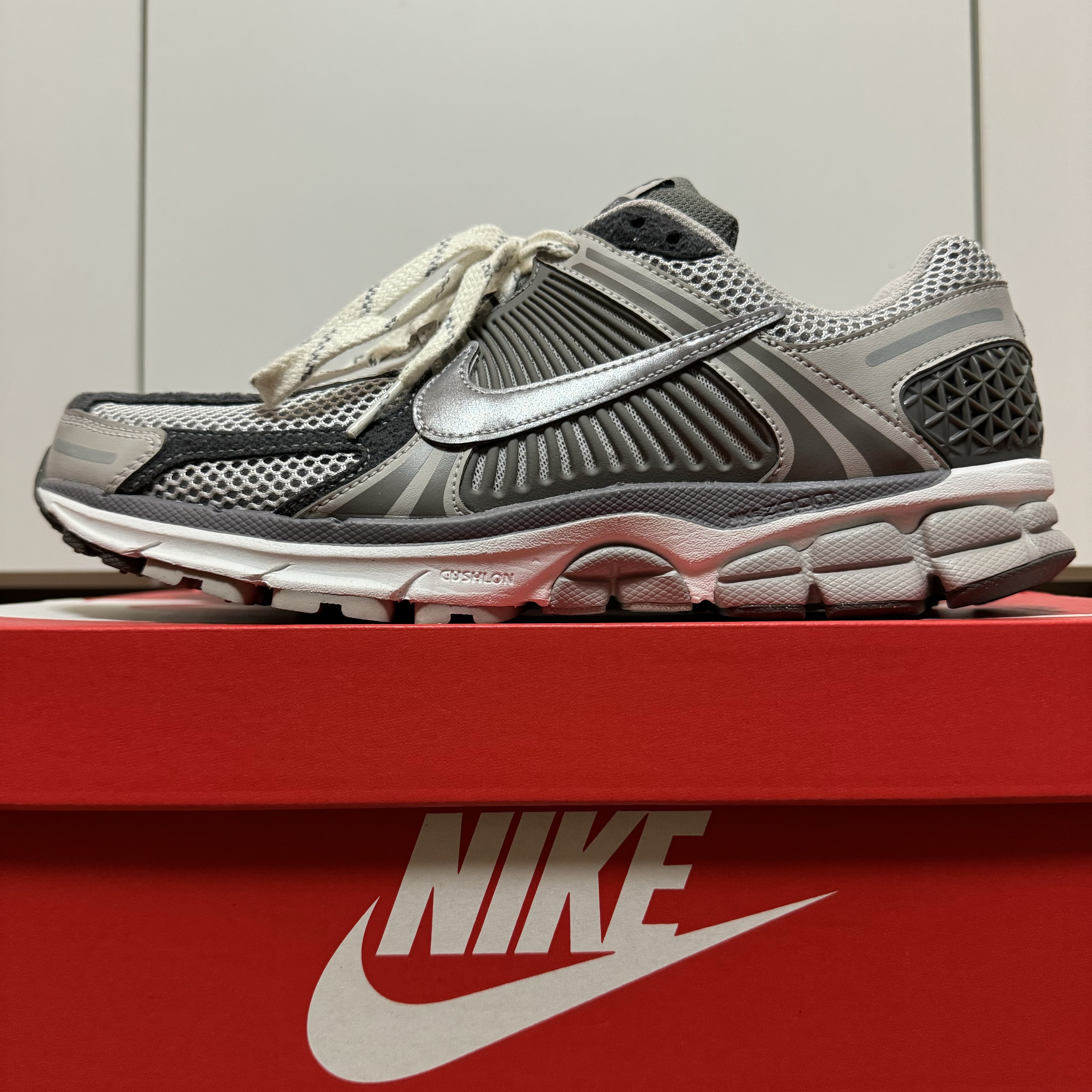 Nike Zoom Vomero 5 PRM Light Iron Ore and Flat Fewter 착용 스타일 - 1