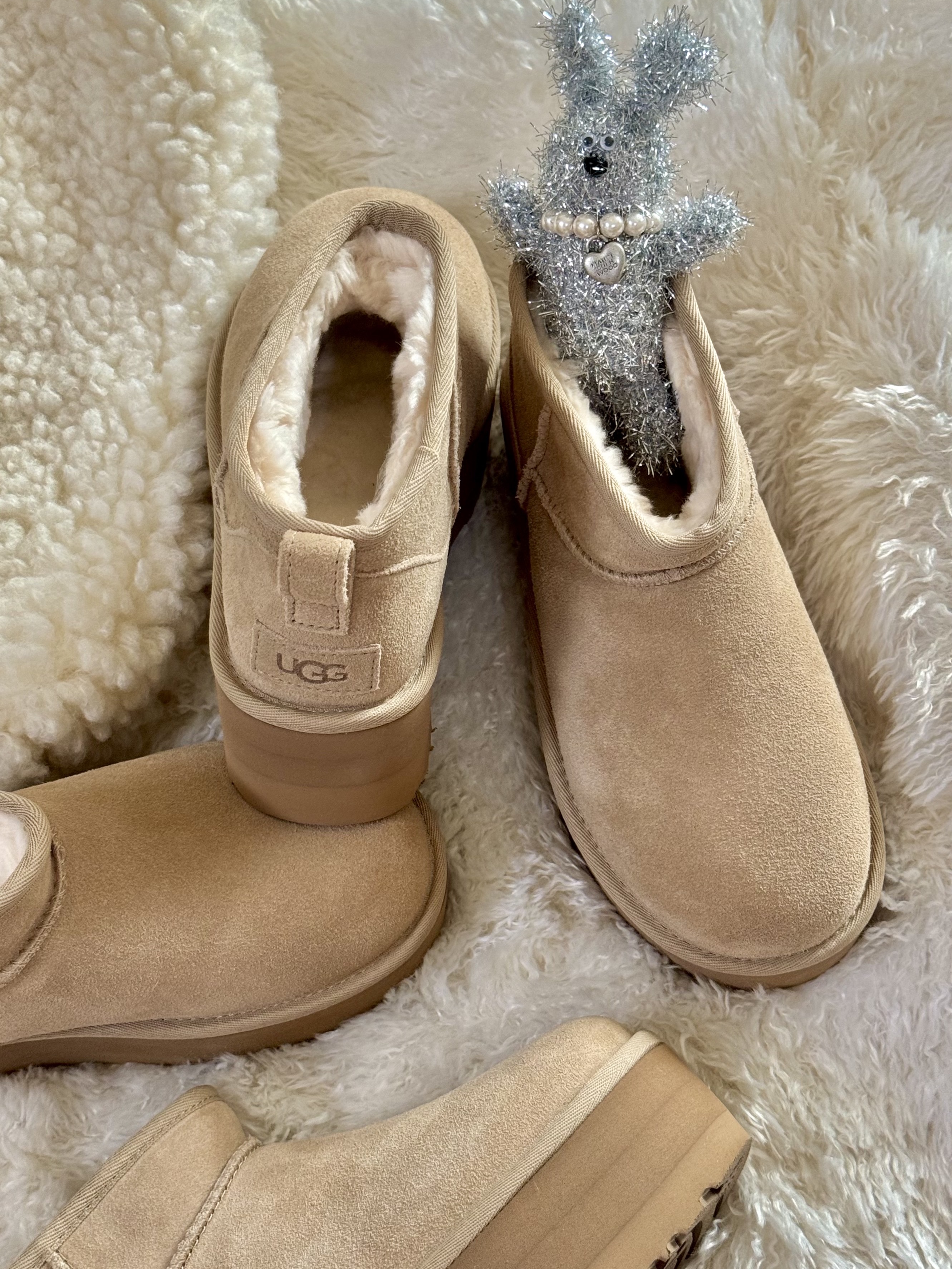 Emis Velvet Circular Bag Green, (W) UGG Classic Ultra Mini Platform Sand 착용 스타일 - 3