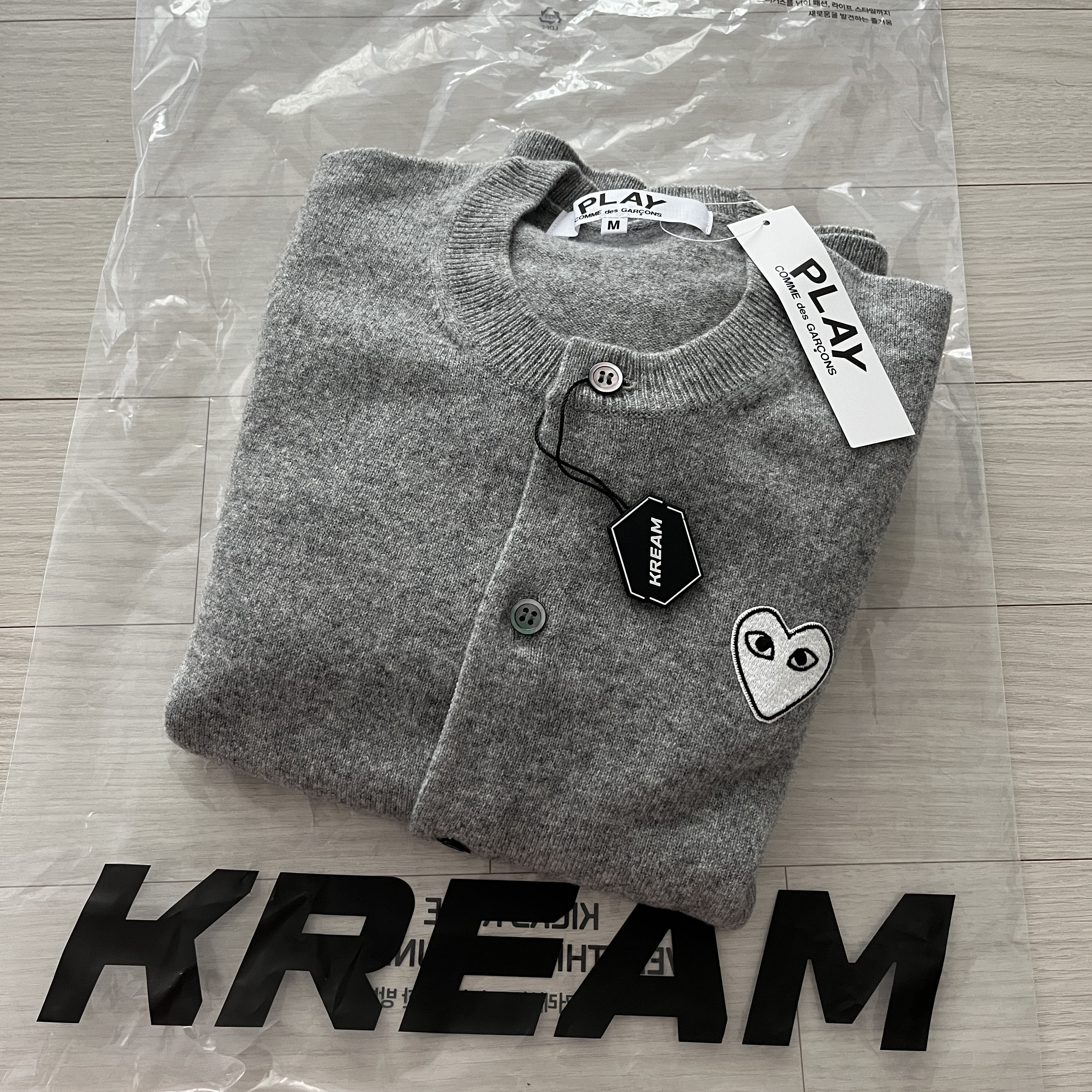 (W) Play Comme des Garcons White Heart Knit Cardigan Light Grey 착용 스타일 - 1