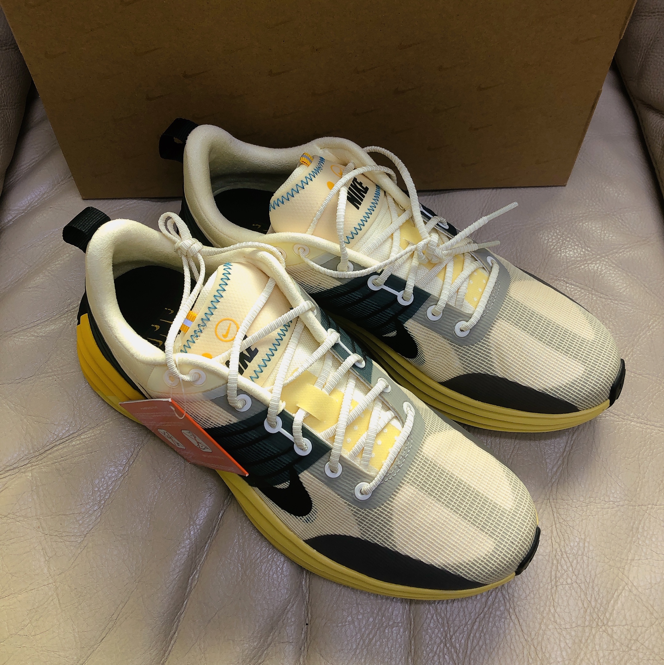 Nike Lunar Roam Alabaster and Green Abyss 착용 스타일