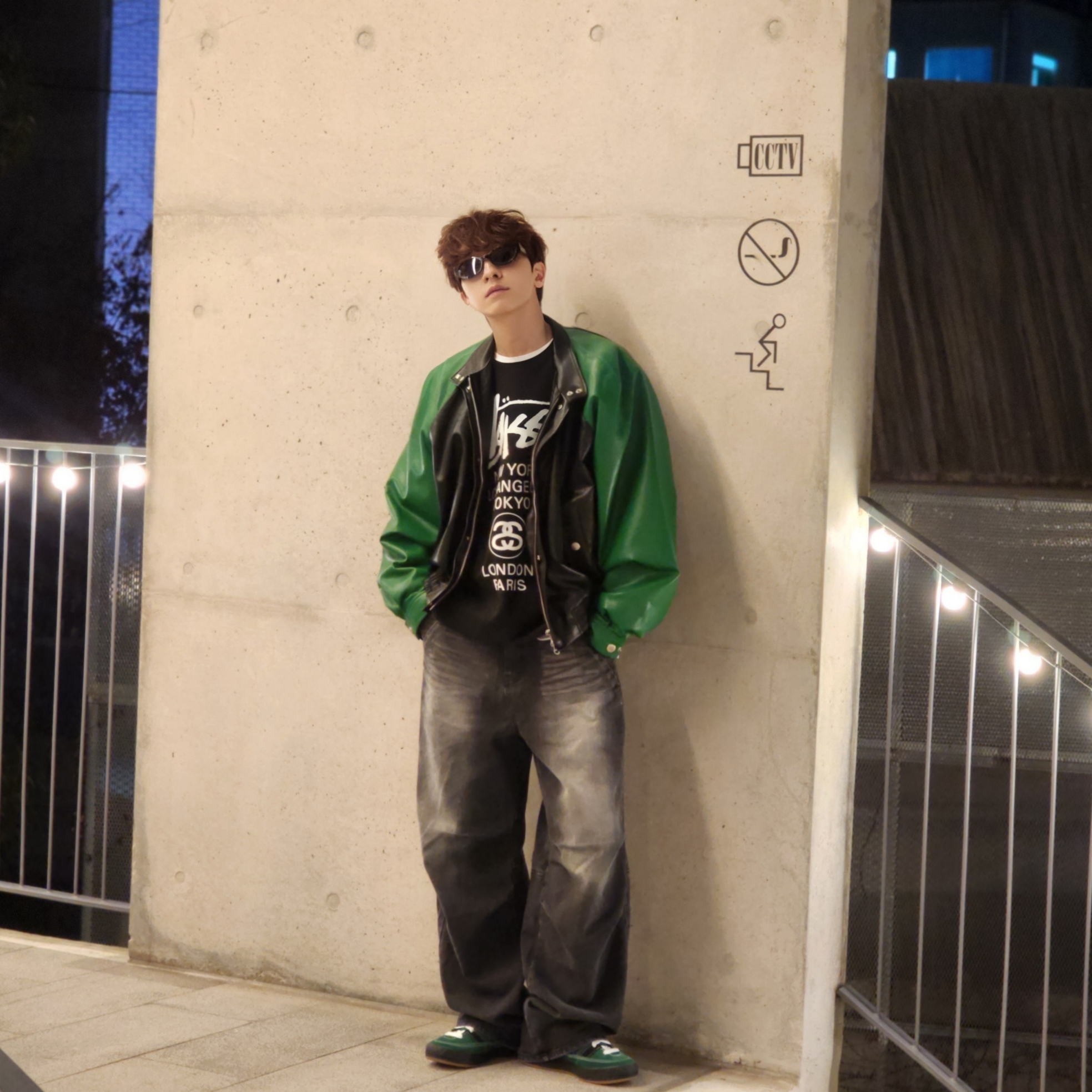 Stussy World Tour Crew Black 2023, Stussy World Tour Crew Pigment Dyed Black 착용 스타일 - 8