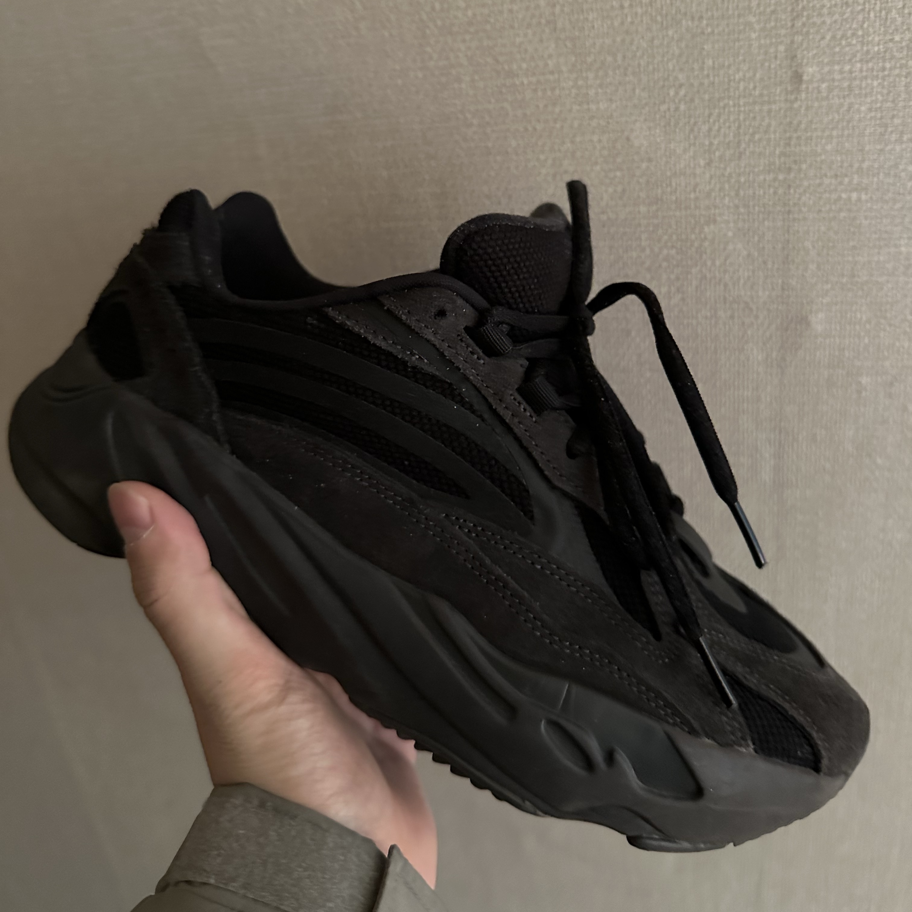 Adidas Yeezy Boost 700 V2 Vanta 2019 착용 스타일