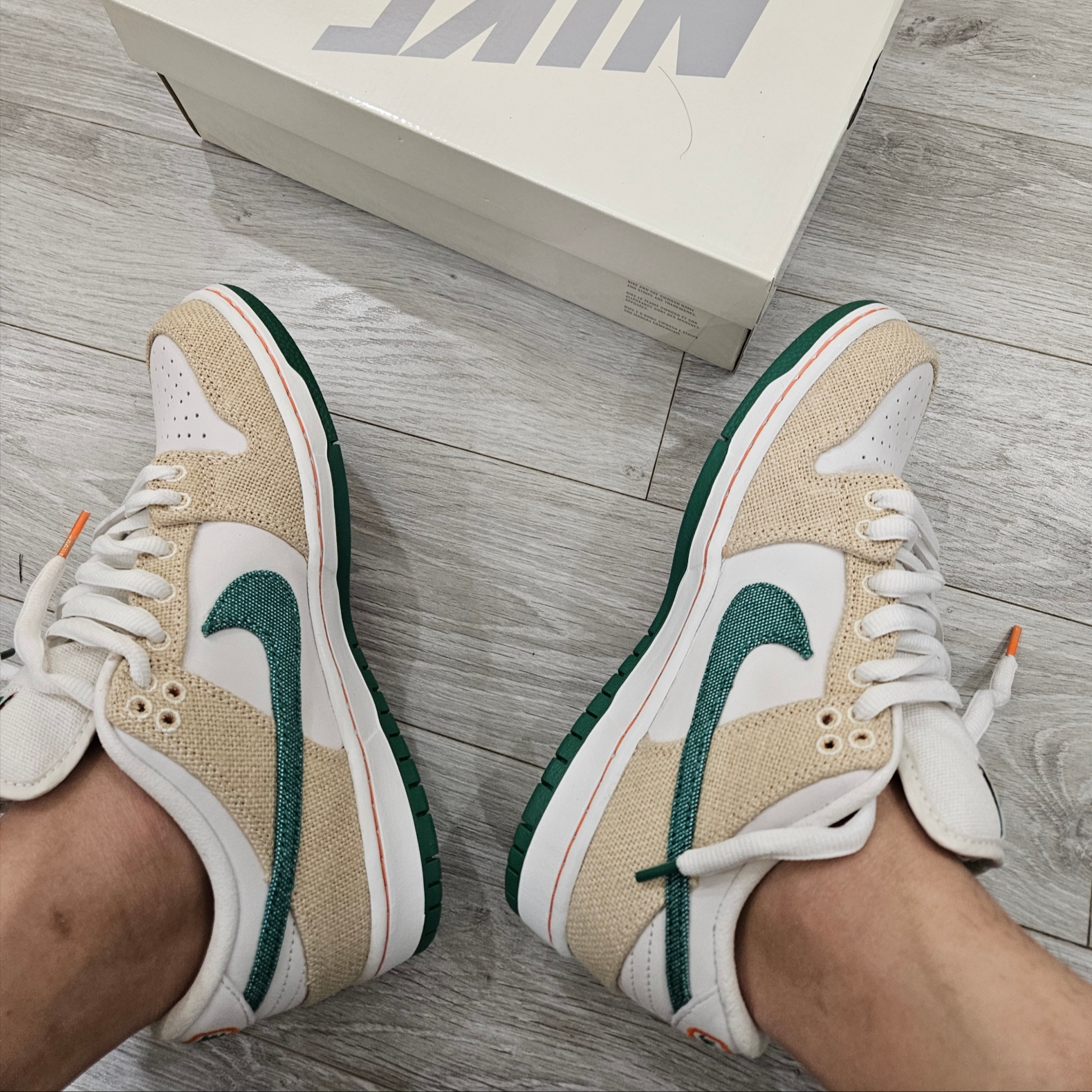 Nike x Jarritos SB Dunk Low Phantom and Malachite 착용 스타일